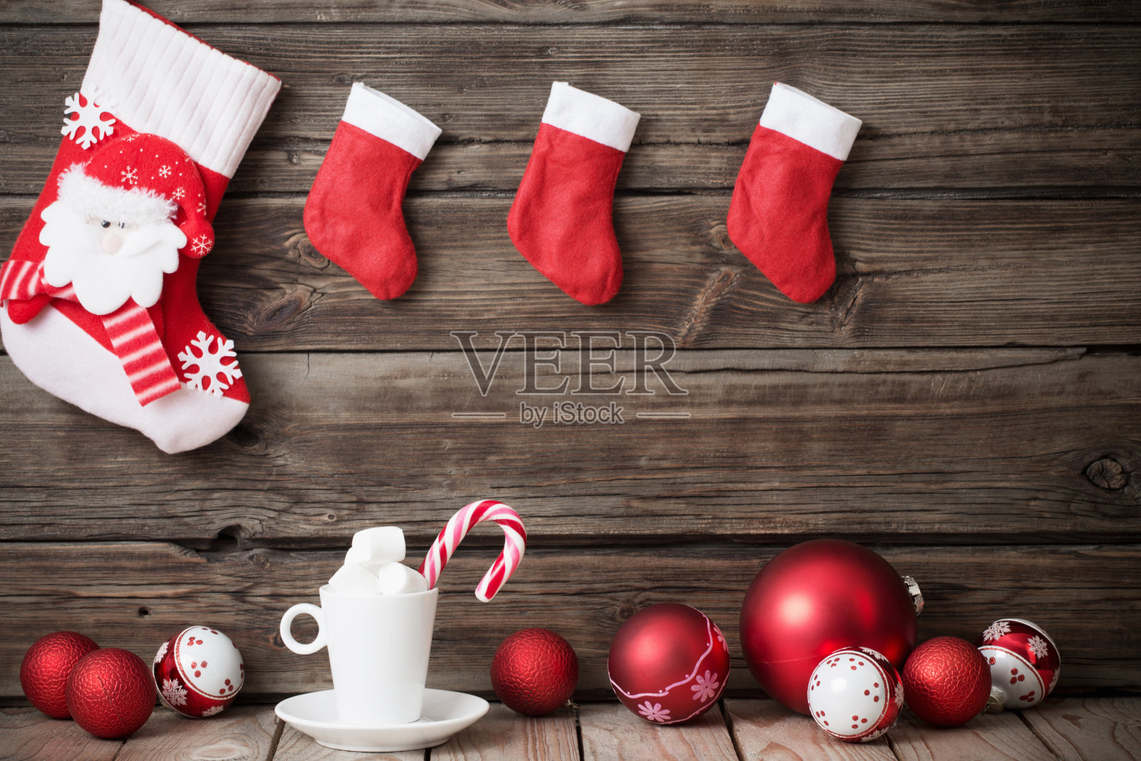 圣诞节的红色和白色装饰在旧的木制背景照片摄影图片