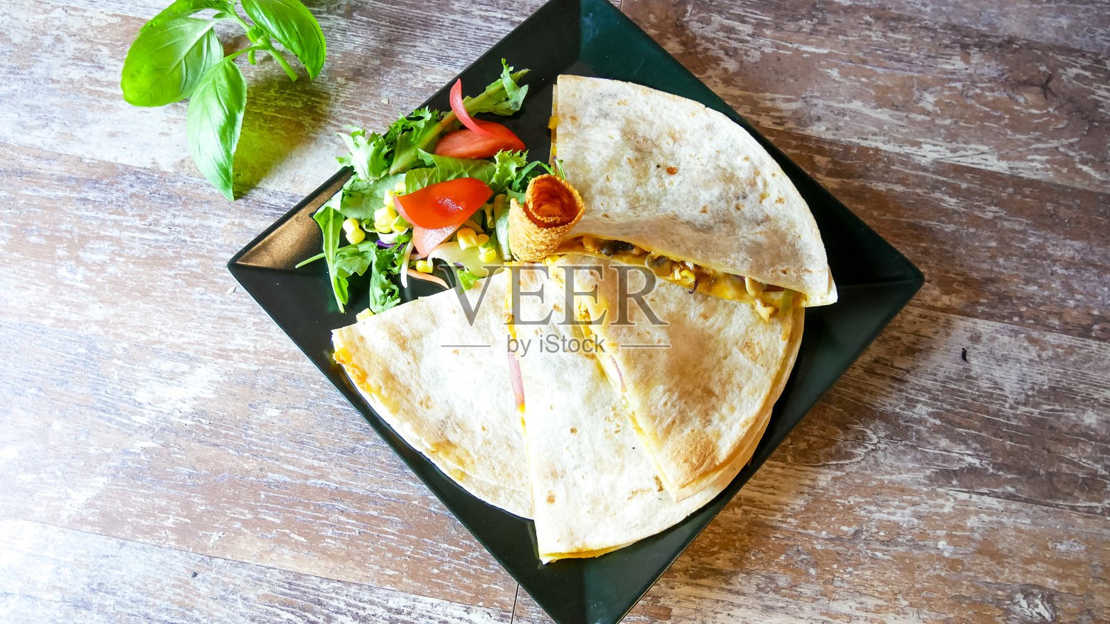 餐馆桌上的快餐照片摄影图片