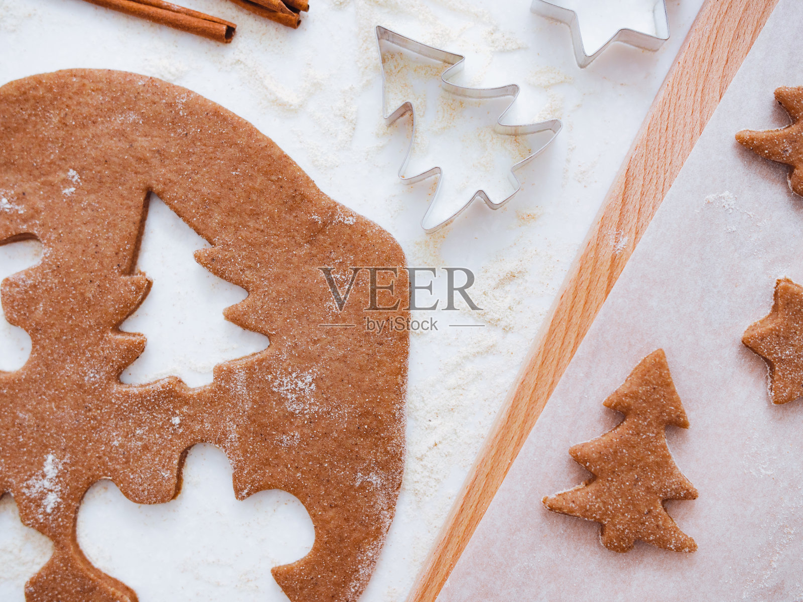 圣诞烘焙背景:生面团，曲奇切割机和香料。从上空俯瞰照片摄影图片