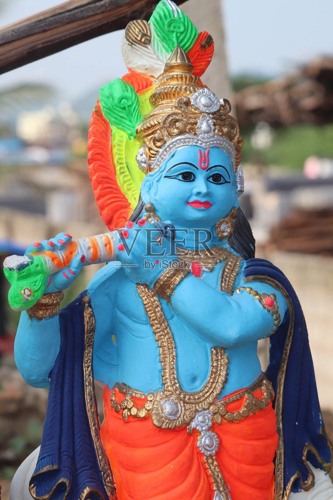色彩鲜艳的克里希纳神吹笛石膏像照片摄影图片