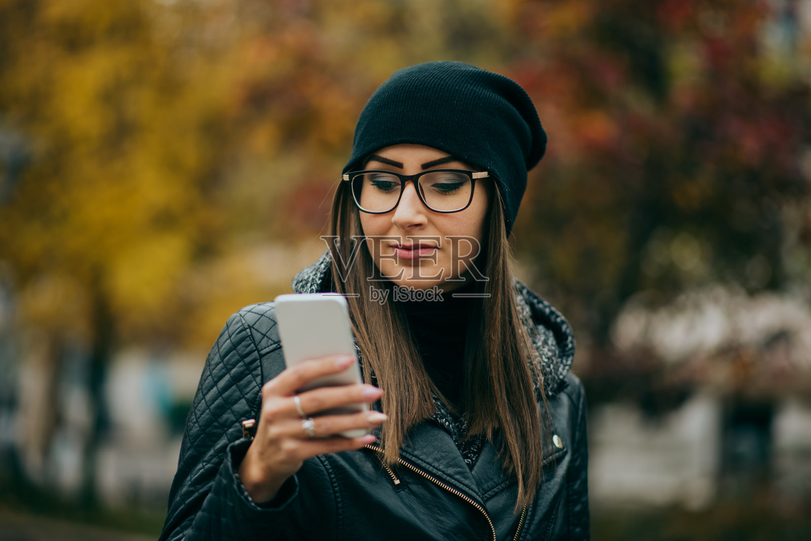 年轻女子在用电话照片摄影图片