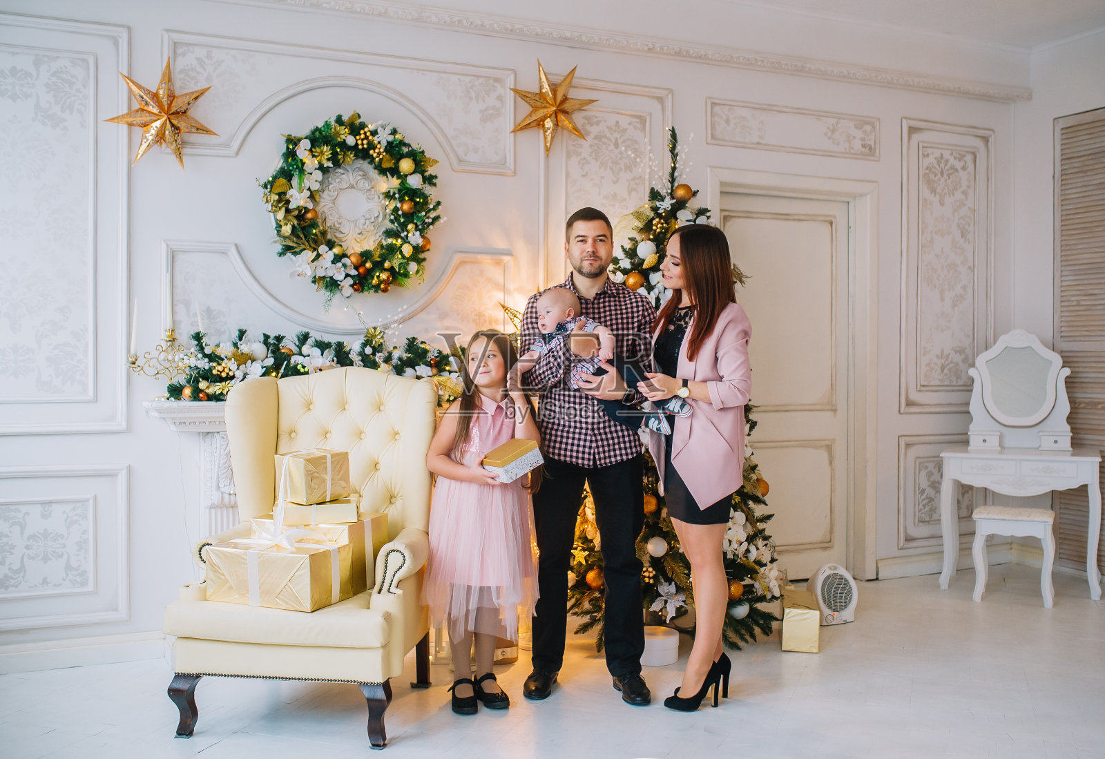 肖像快乐的家庭母亲，父亲和可爱的两个孩子庆祝圣诞节。照片摄影图片