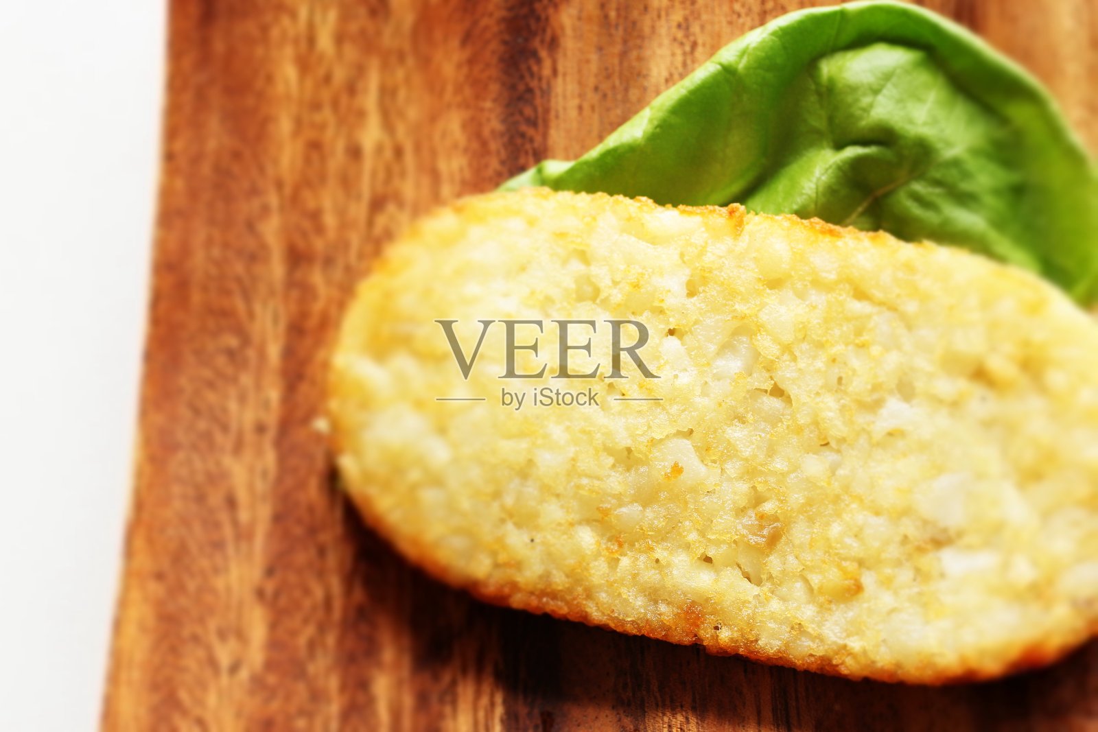 在木盘上捣碎棕色照片摄影图片