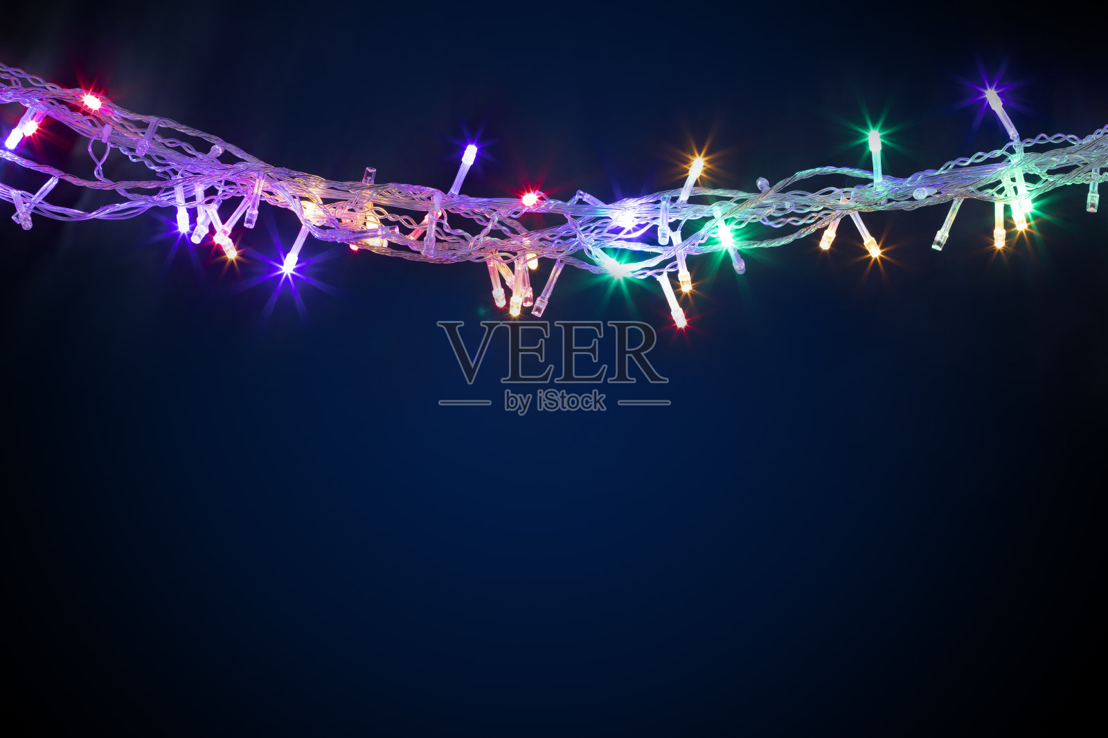 圣诞背景与灯光和自由文本空间。照片摄影图片