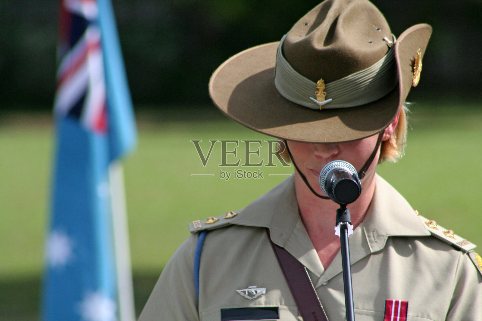 面部特写的年轻女性澳大利亚陆军军官在澳新军团日发表感人的演讲照片摄影图片