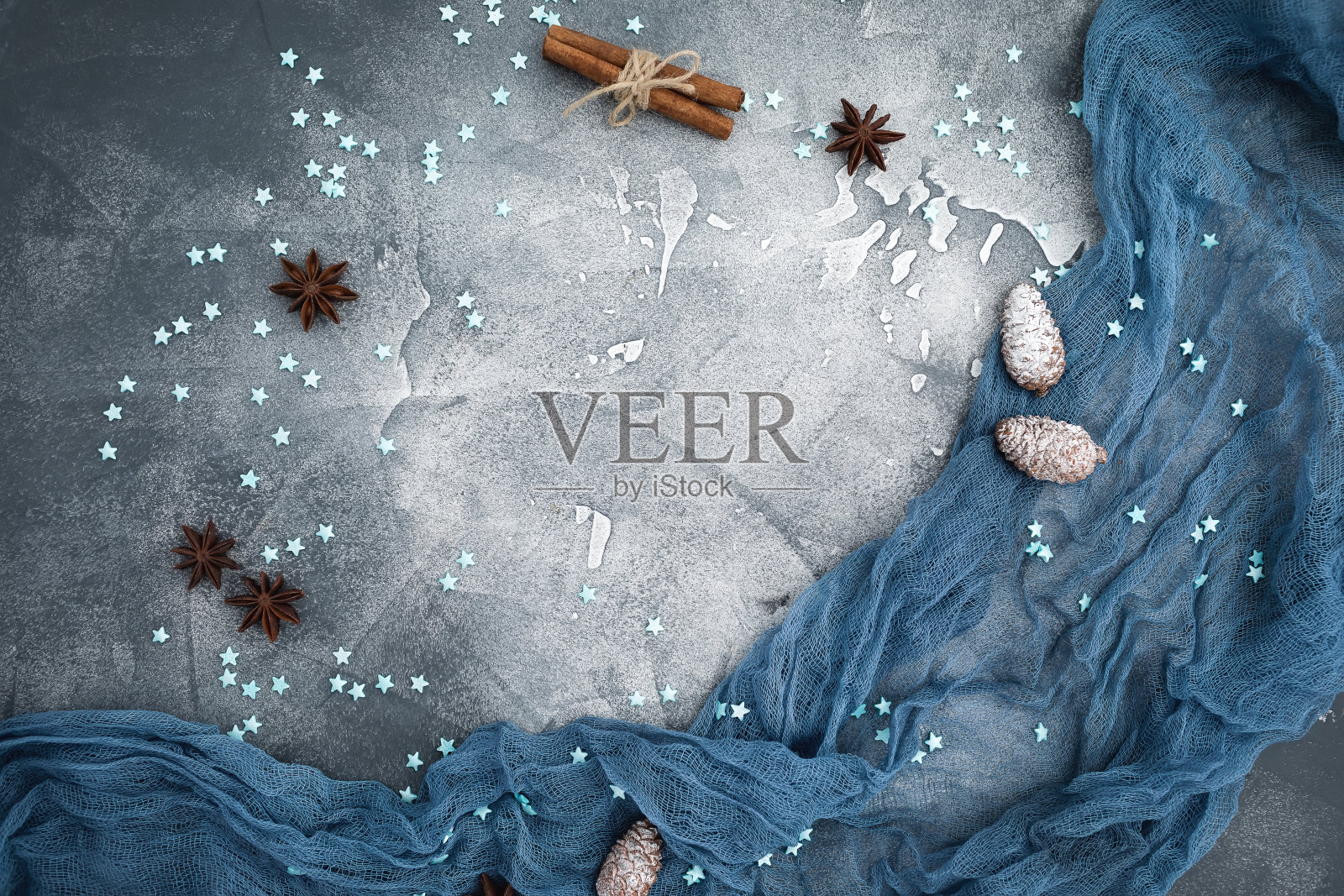 由雪花、肉桂和松果组成的圣诞概念。平的。前视图。寒假作文照片摄影图片