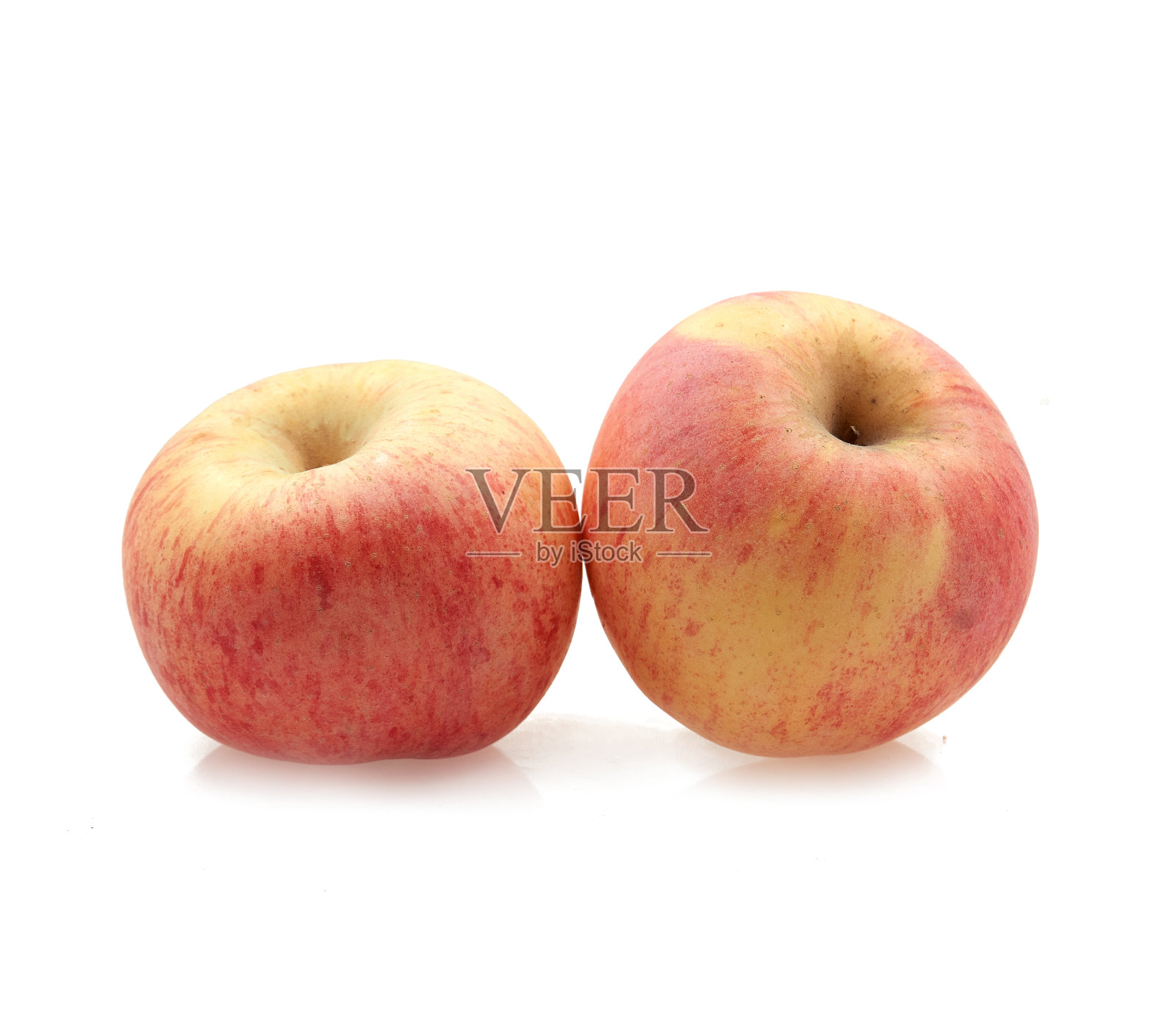 新鲜的红苹果，孤立在白色上。照片摄影图片