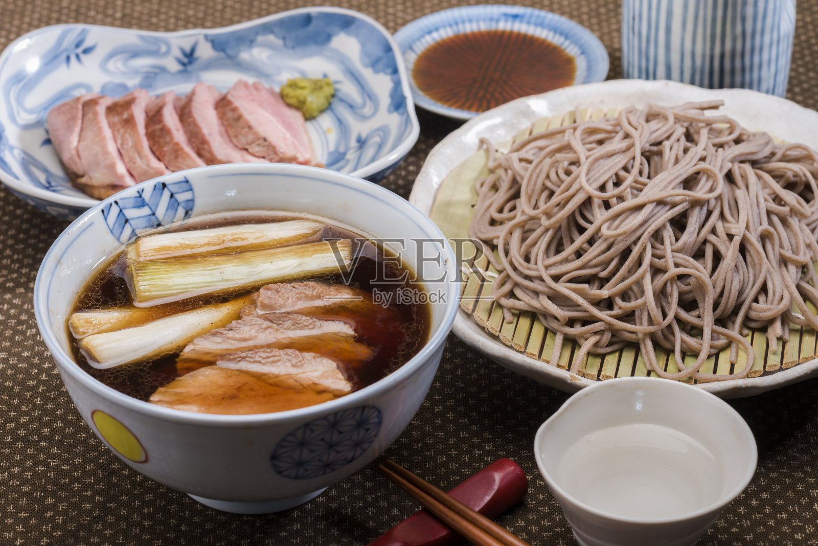 鸭肉韭菜荞麦面照片摄影图片