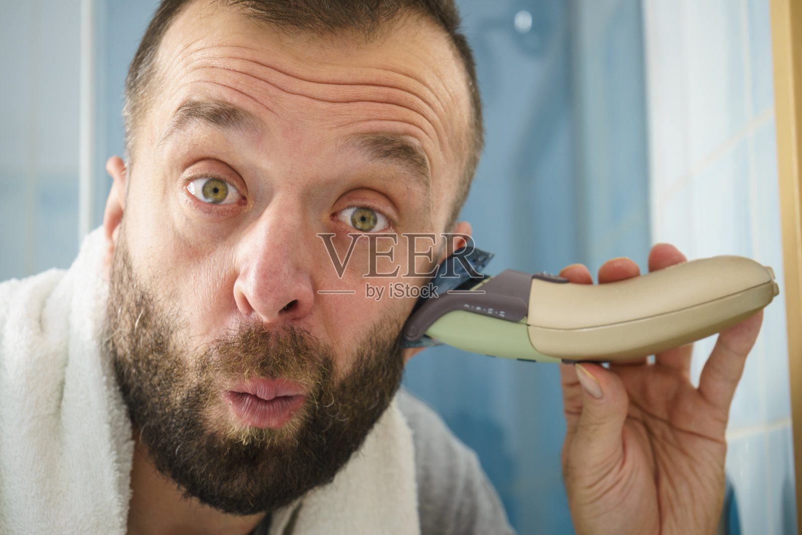 男人刮胡子修剪胡须照片摄影图片