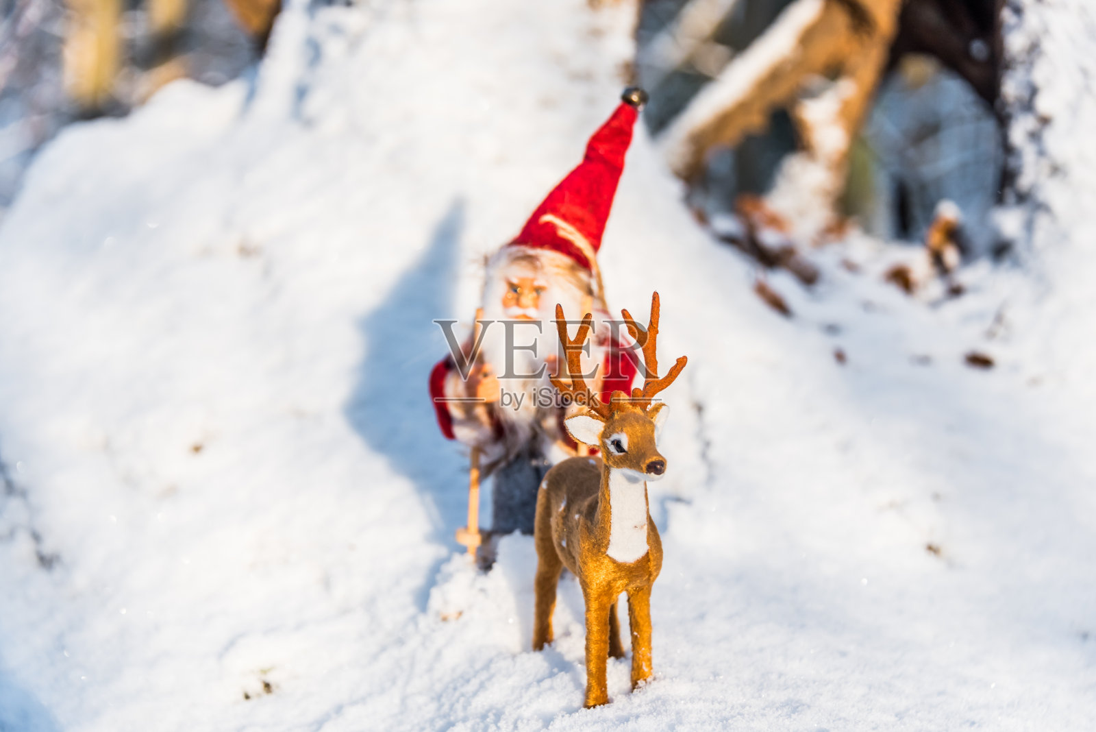 圣诞老人带着滑雪板和鹿娃娃过圣诞节照片摄影图片