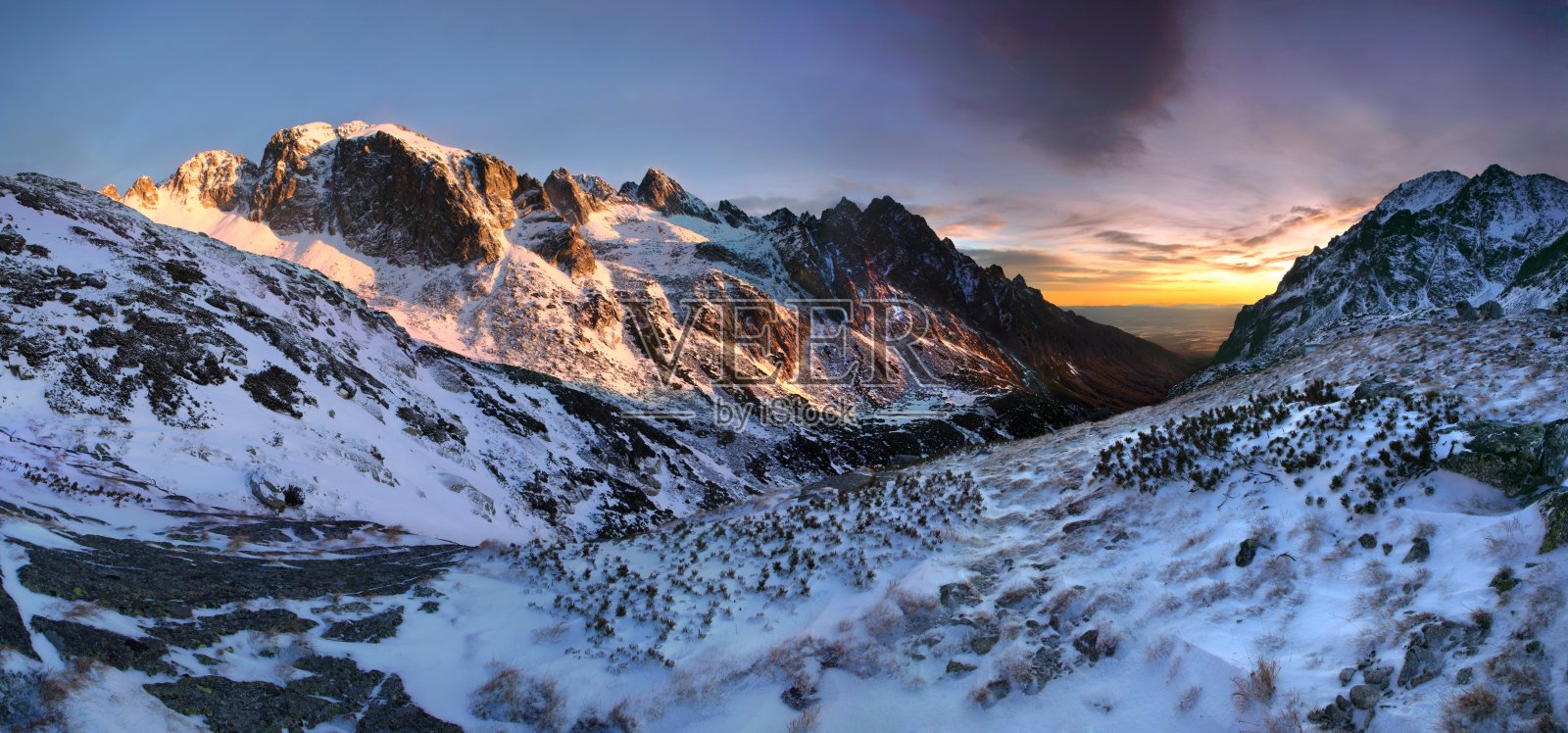 美妙的夜晚和早晨的冬季景观。色彩鲜艳的阴天。美丽世界神奇的白雪覆盖的树。期待假期的到来。戏剧性的场景。喀尔巴阡山,欧洲照片摄影图片