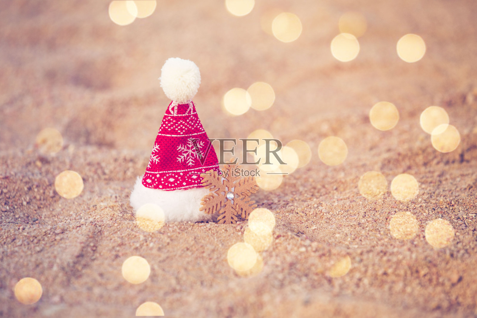 沙滩上的圣诞帽照片摄影图片