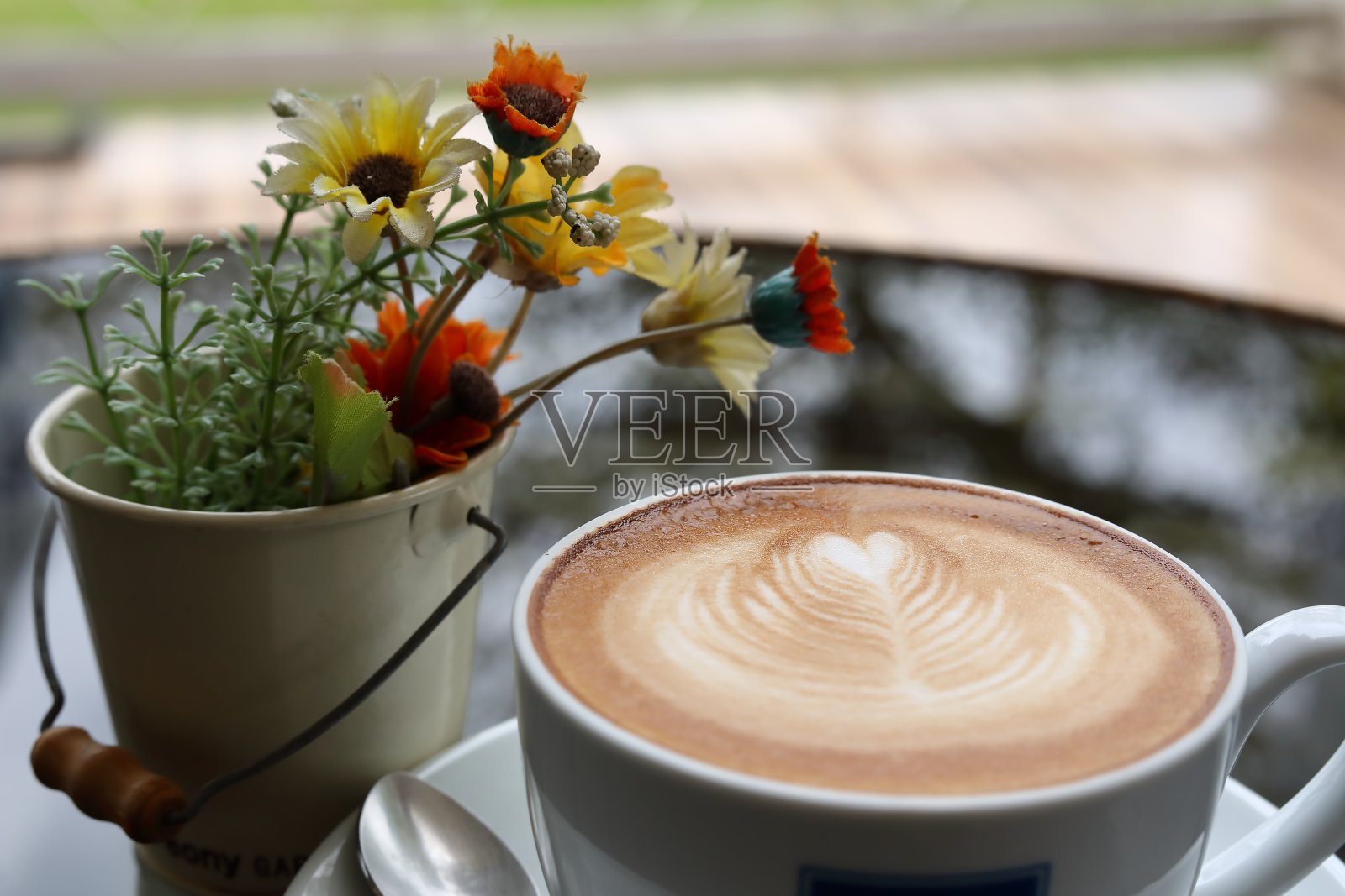 咖啡馆桌上的热拿铁咖啡照片摄影图片