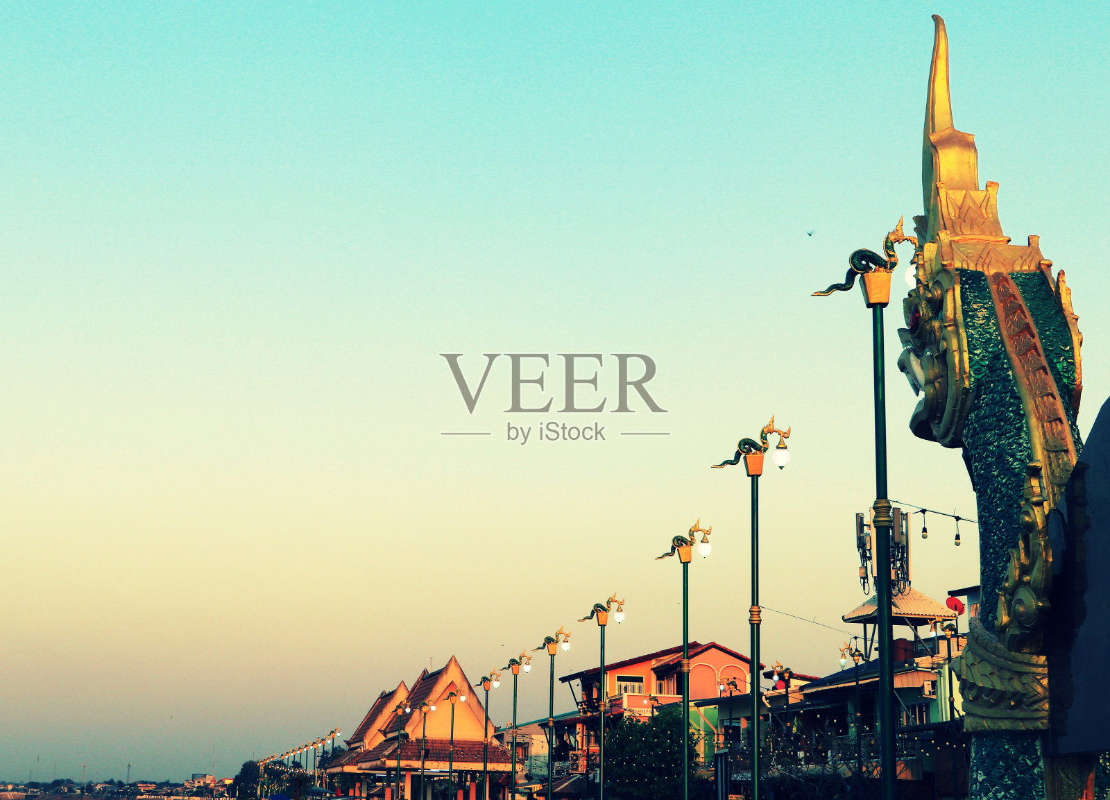 那伽塑像装饰步行街照片摄影图片