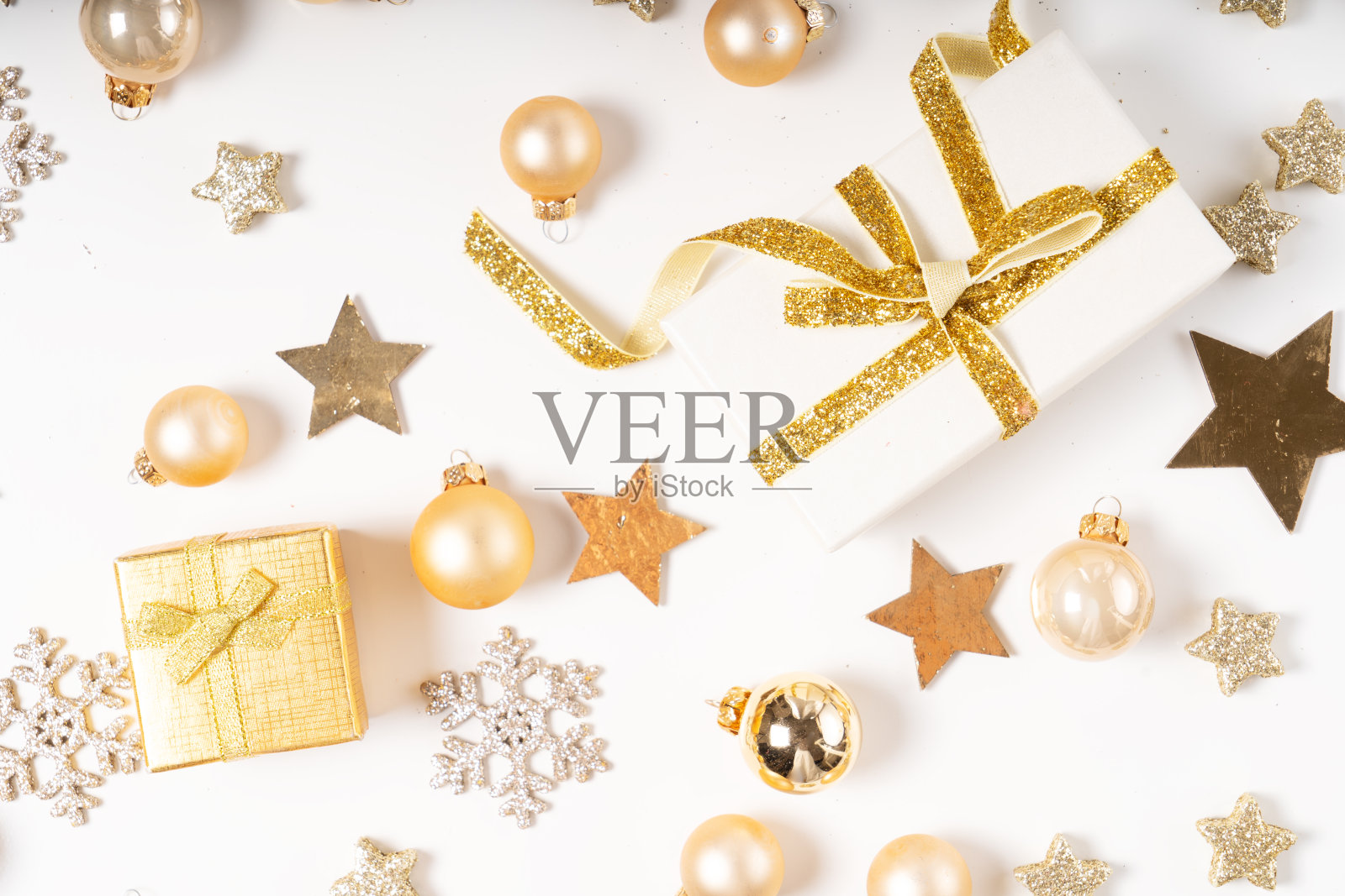 圣诞公寓陈设着用金色装饰的场景照片摄影图片