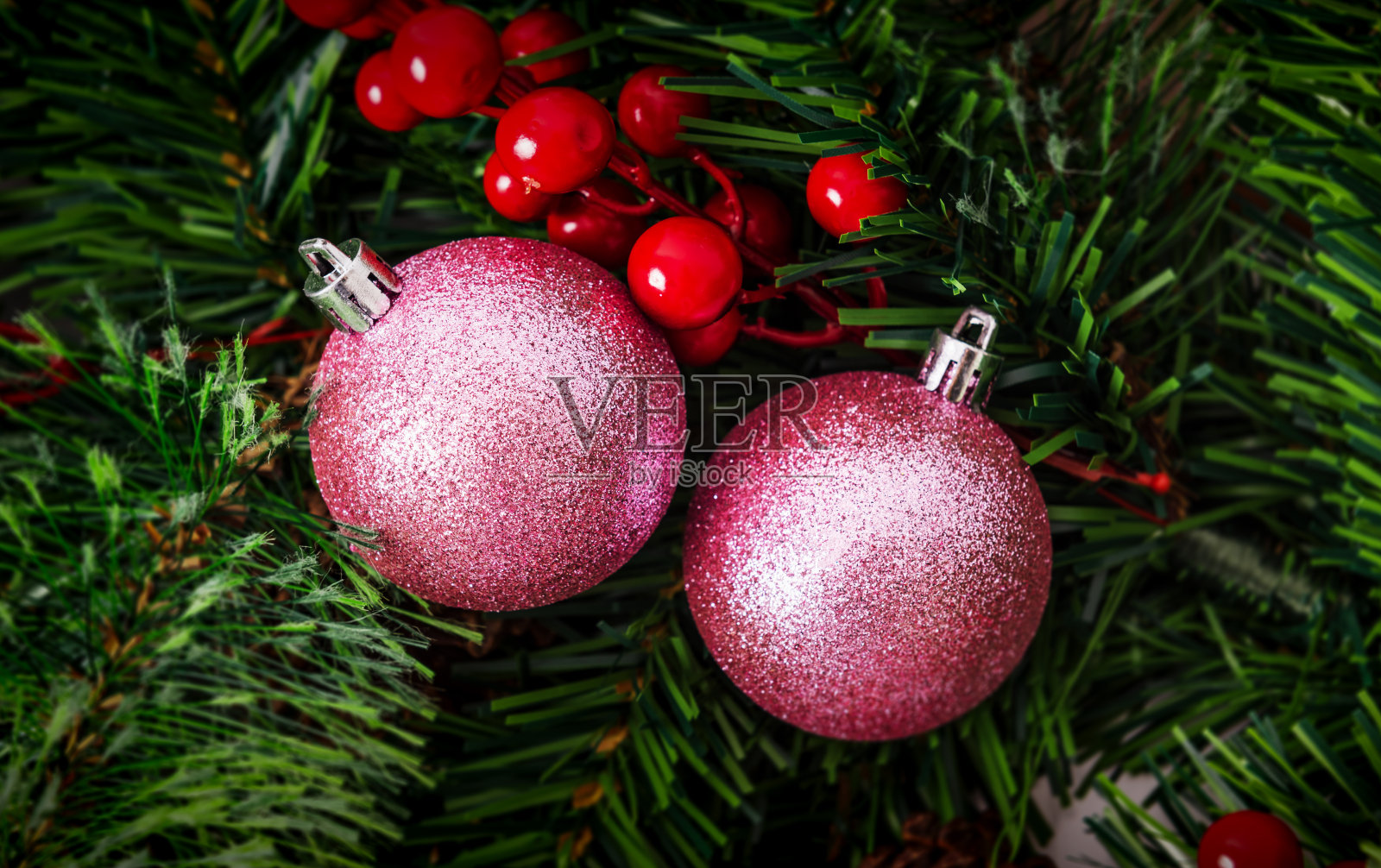 五颜六色的圣诞球和圣诞装饰照片摄影图片