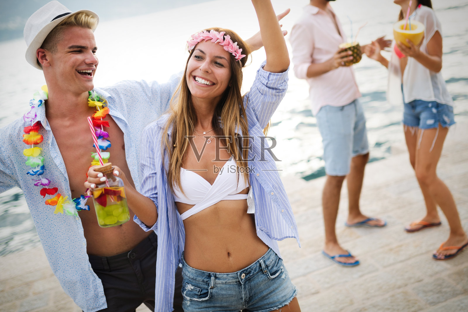 夏天，假期，派对，人的概念。一群朋友在海滩上玩和聚会。照片摄影图片
