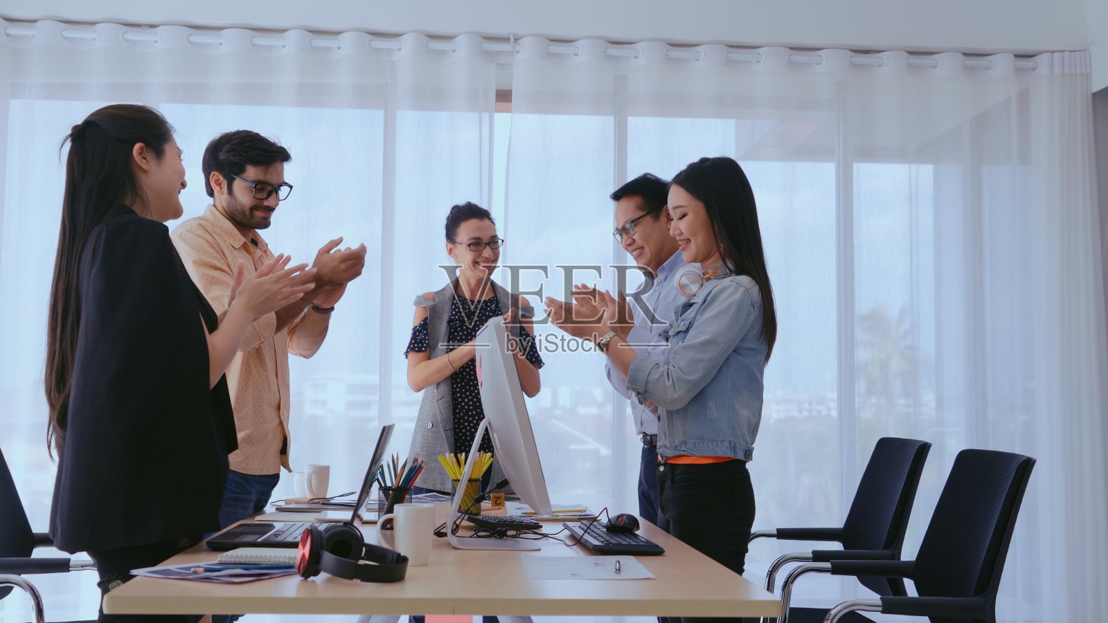 成功的商业人士庆祝成功。照片摄影图片