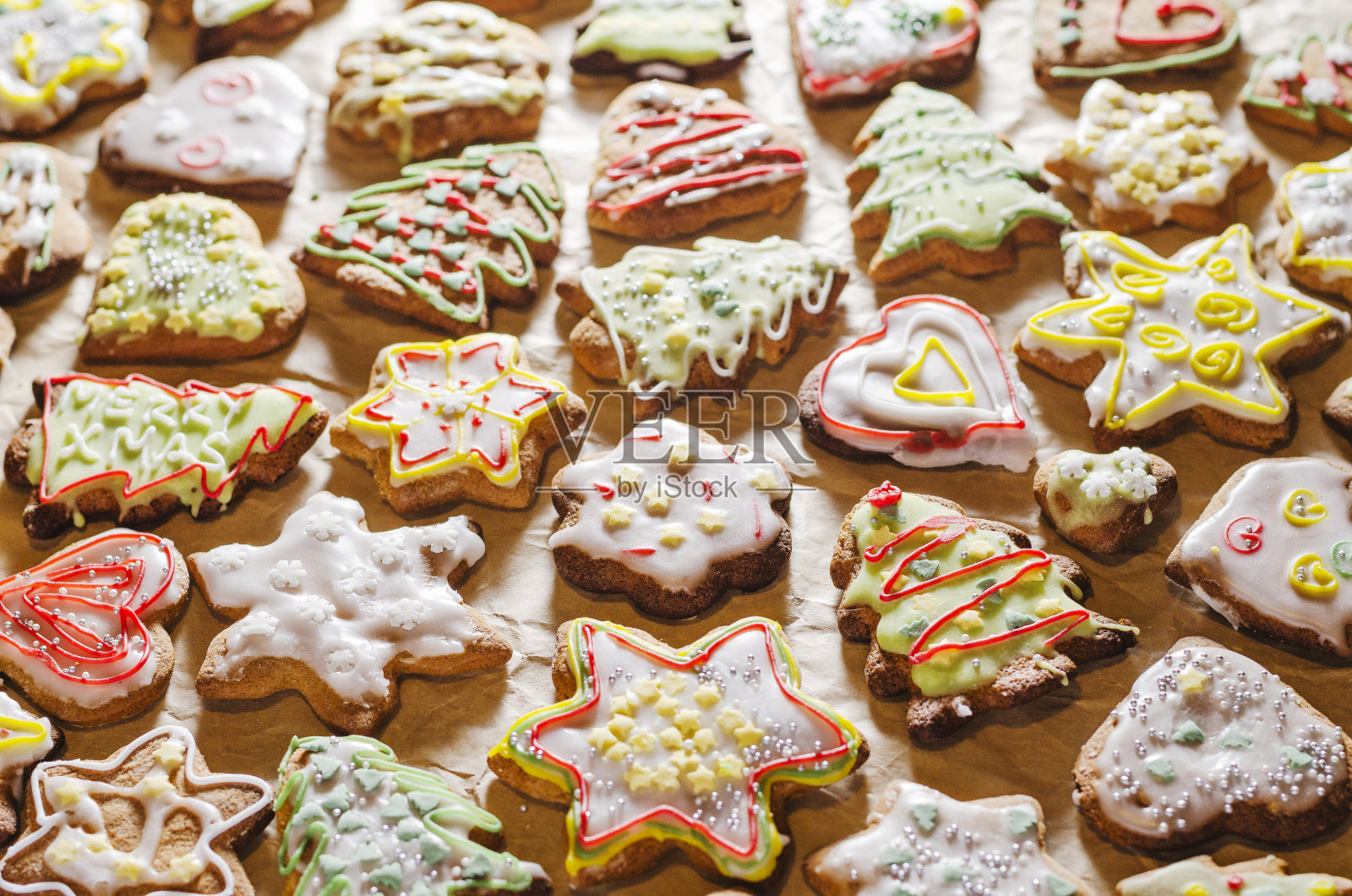 美味的手工姜饼在灰色的纸上照片摄影图片