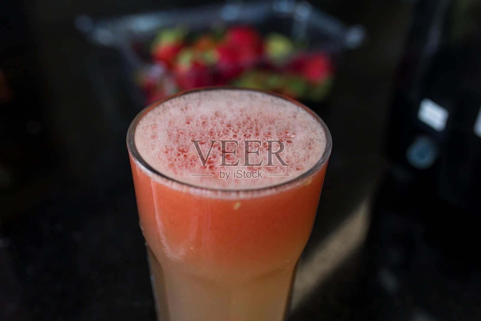 新鲜的葡萄柚汁与葡萄柚汁在果汁吧商店。照片摄影图片