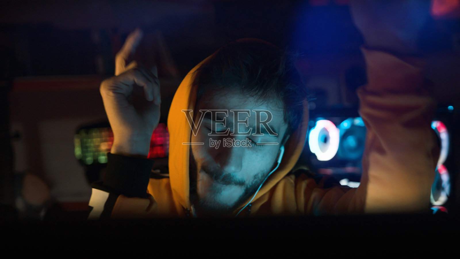 年轻帅气的游戏主播终于赢得一轮竞争游戏。Streamer和玩家概念照片摄影图片