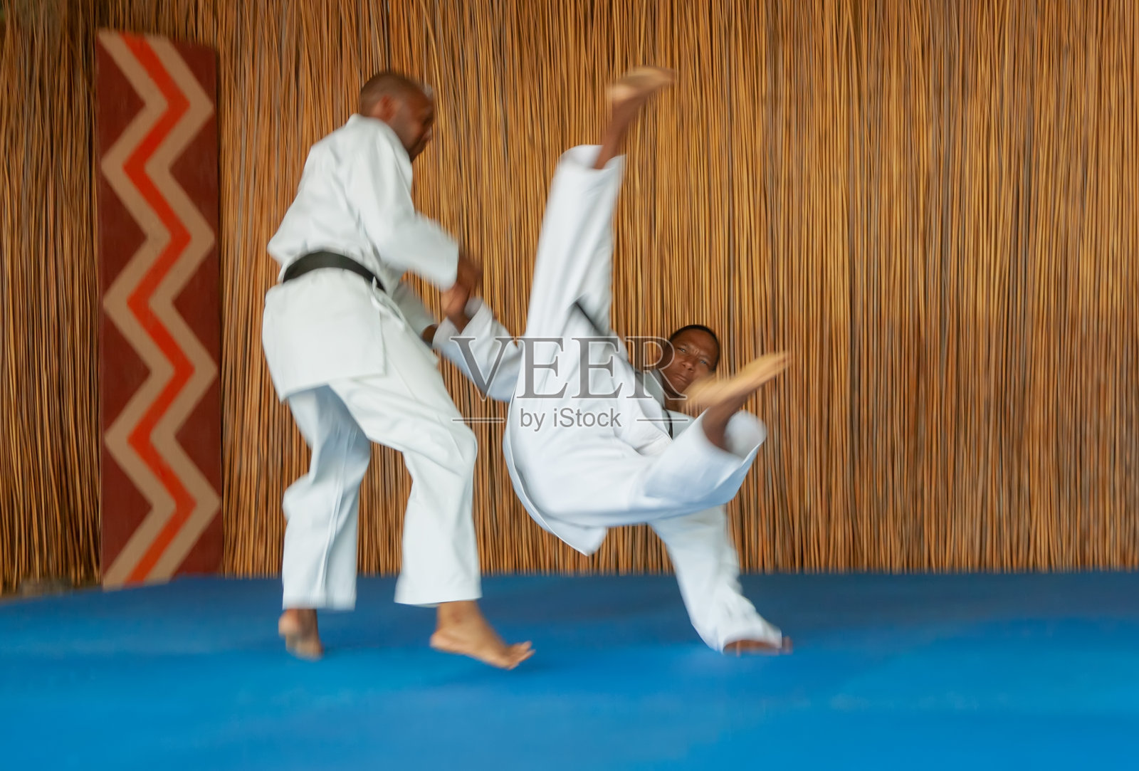 非洲男人表演组手照片摄影图片