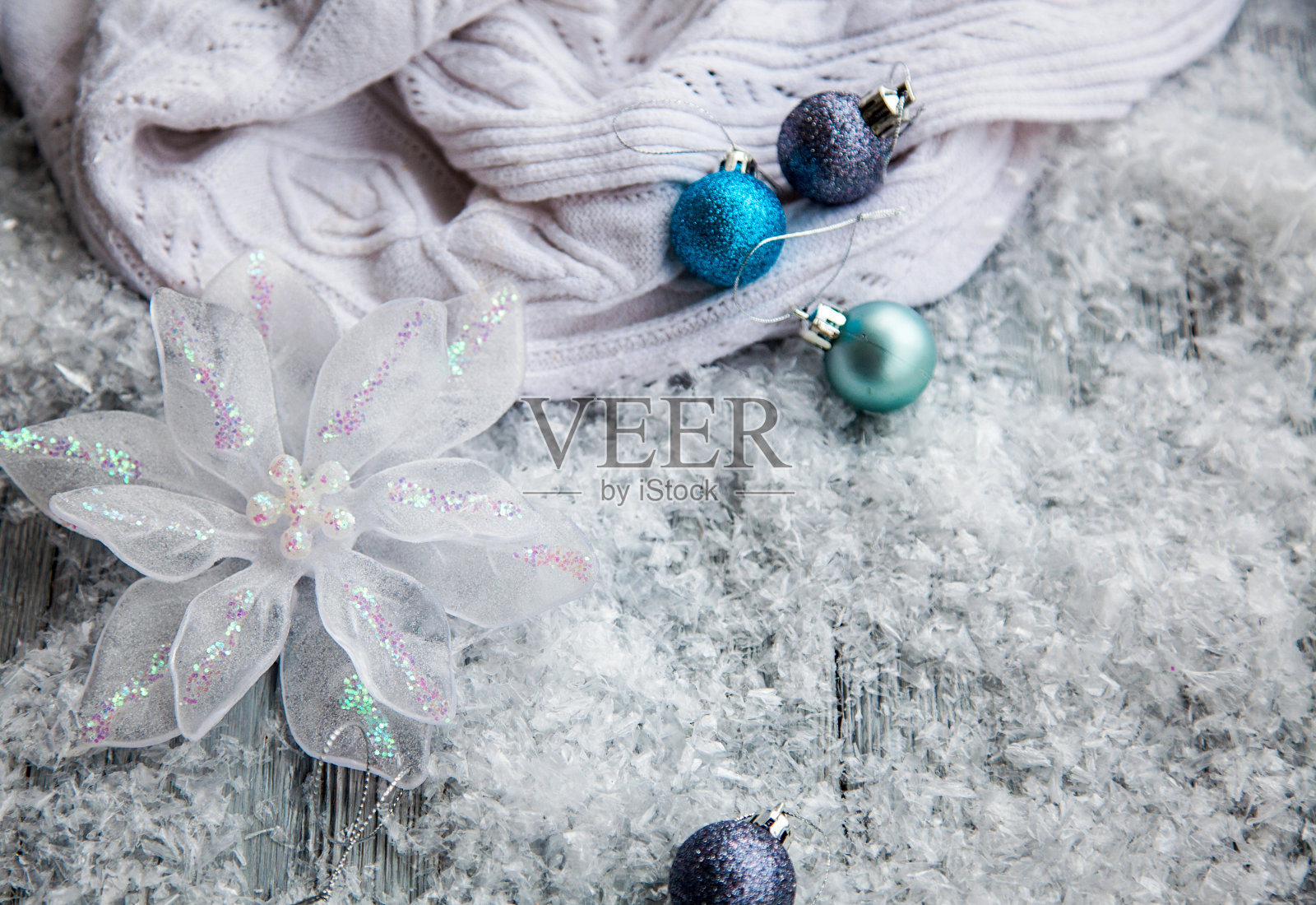 圣诞木背景用圣诞装饰和雪花照片摄影图片