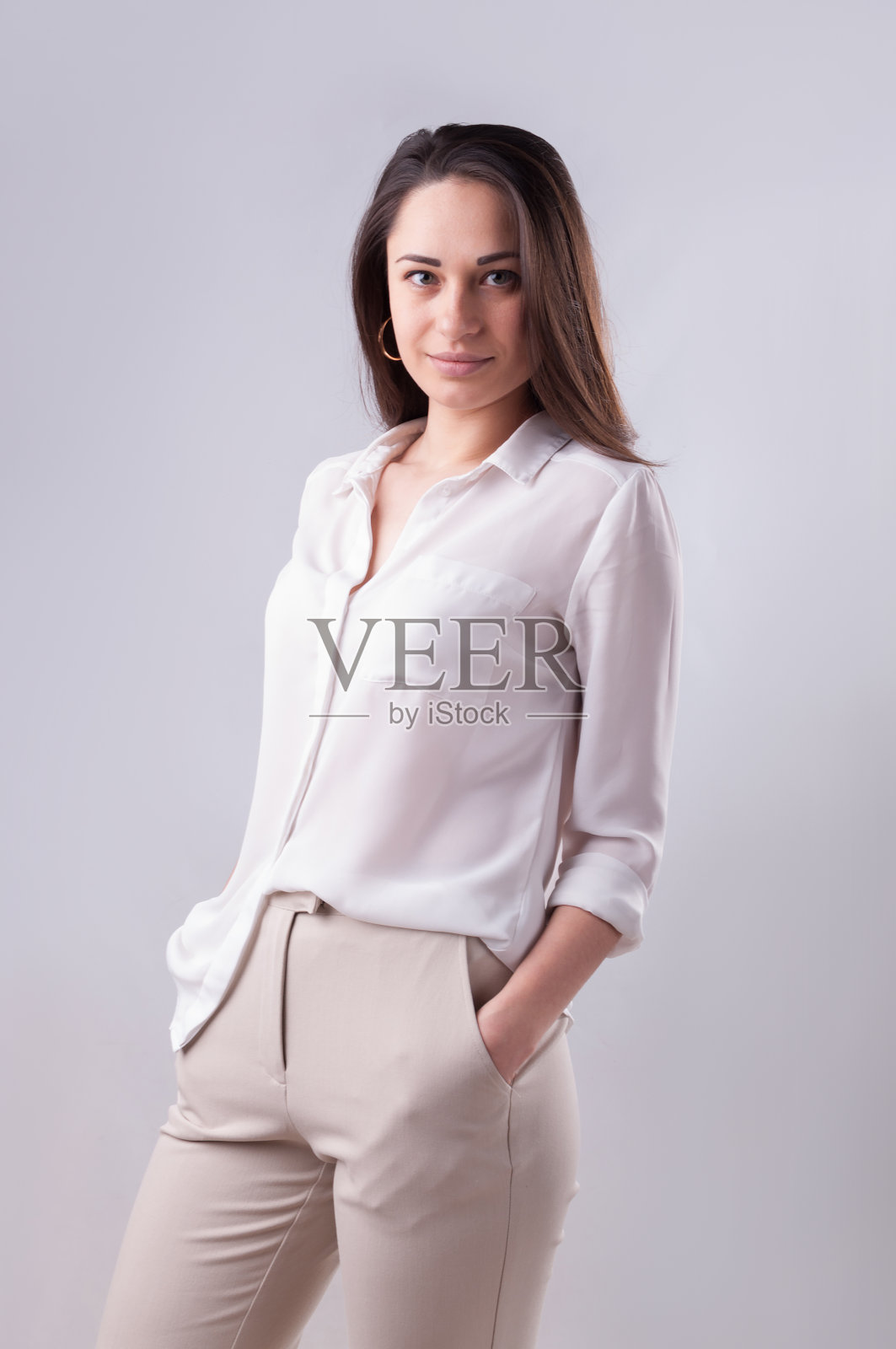 年轻的商务女士正看着照相机照片摄影图片