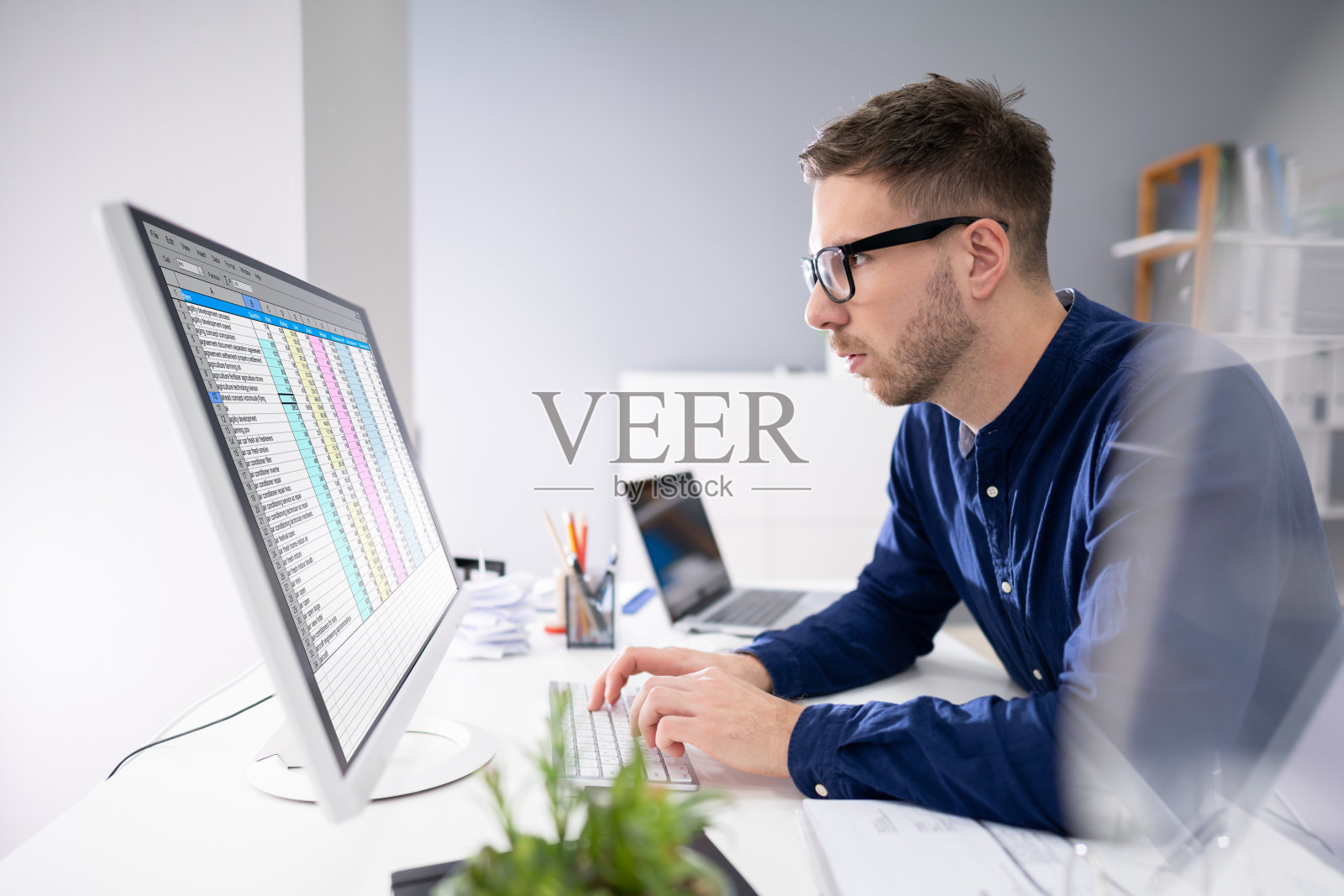 使用电脑的商人照片摄影图片