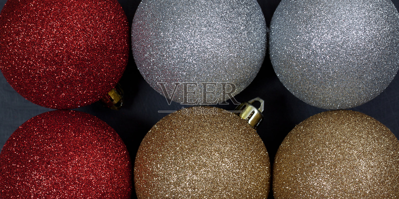 优雅的红色圣诞球躺在黑色的表面照片摄影图片
