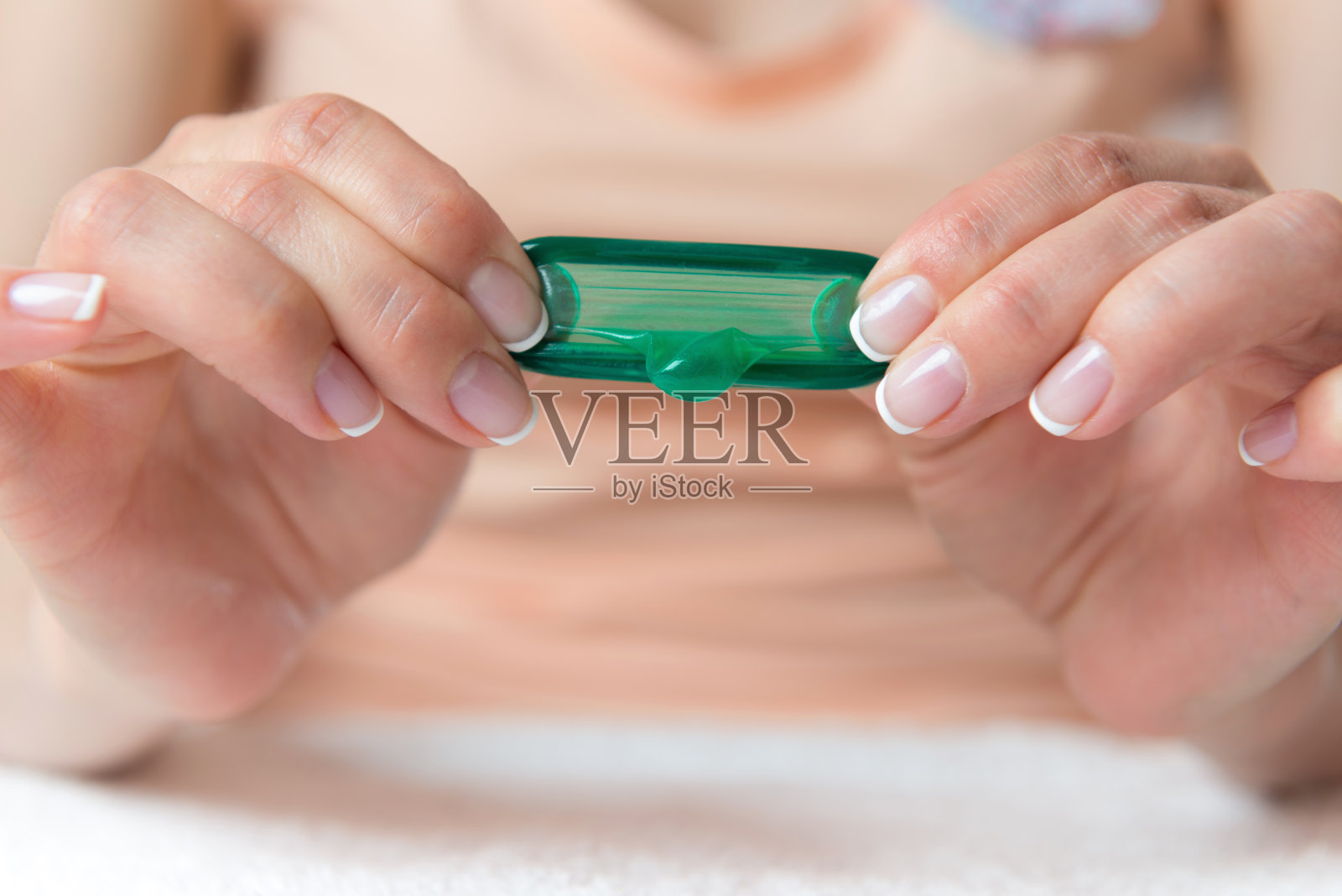 手里拿着避孕套的女人照片摄影图片