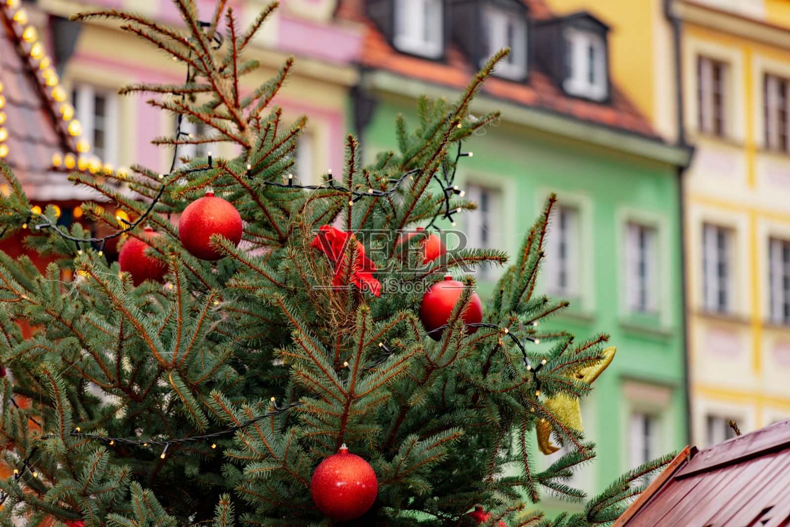 波兰弗罗茨瓦夫市场上的圣诞树装饰品照片摄影图片