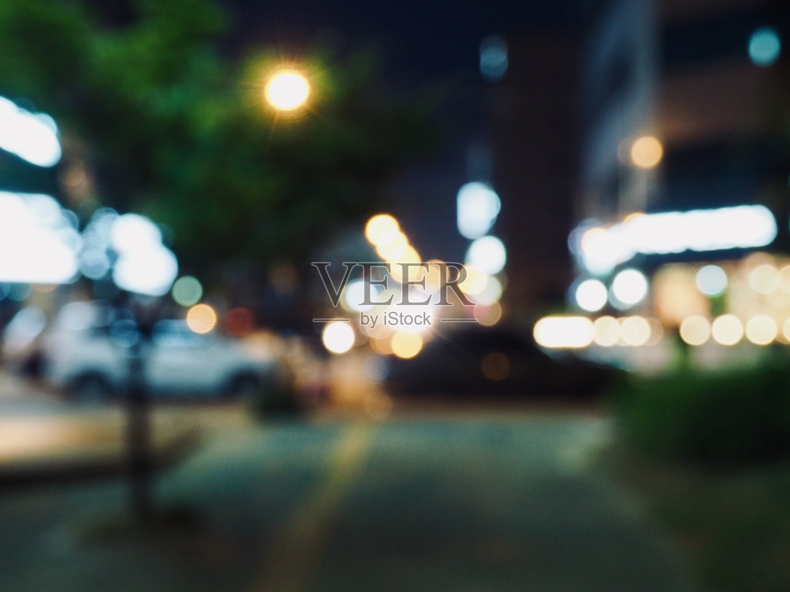 市中心夜街散景，错过焦点照片摄影图片