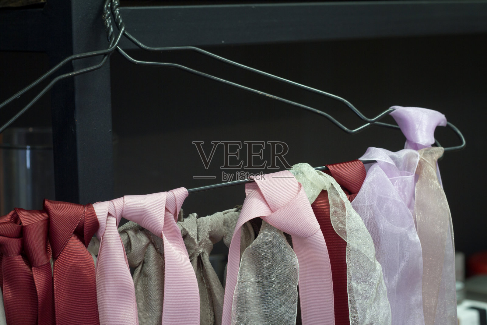 很多挂在衣架上的丝带的特写，选择性聚焦照片摄影图片