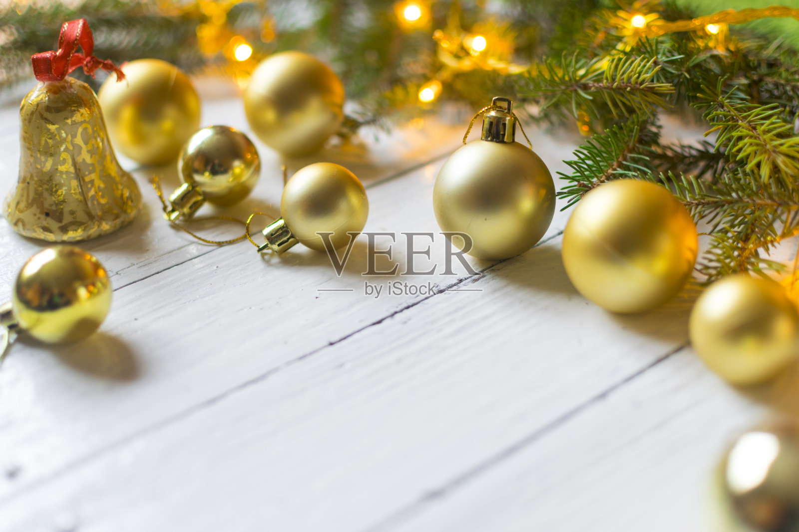 美丽的圣诞装饰(小玩意，灯，松枝)在古老的白色，木制背景。包含文本的位置照片摄影图片