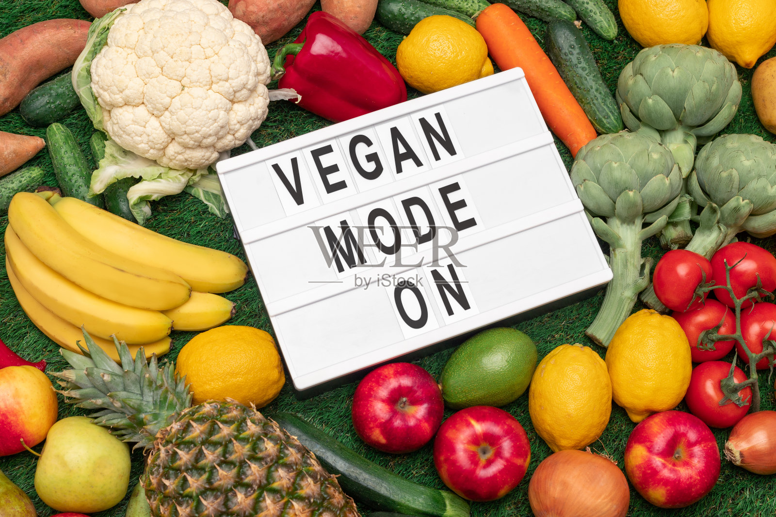 新鲜蔬菜的周围有书写板照片摄影图片