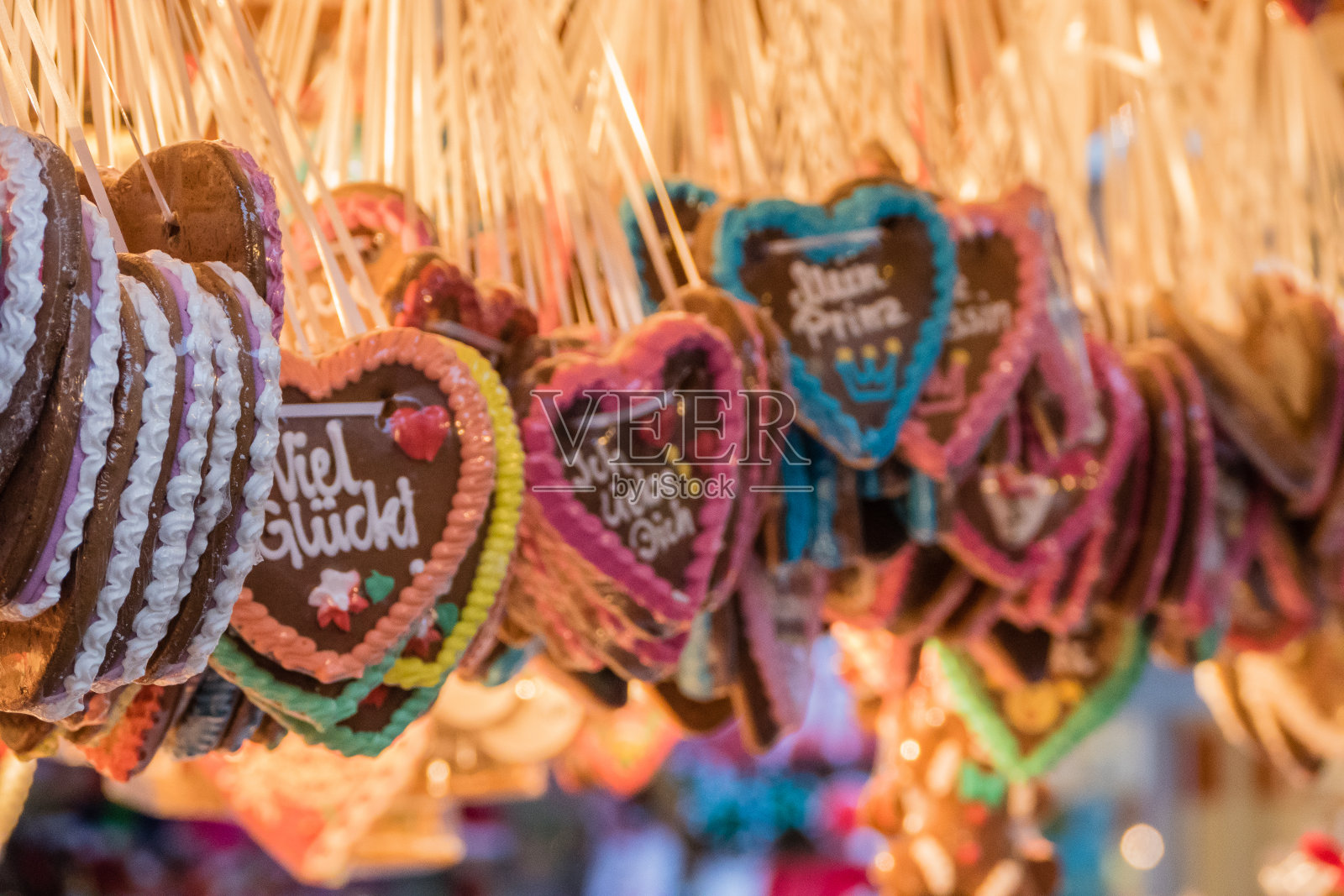 姜饼心与德语文本照片摄影图片