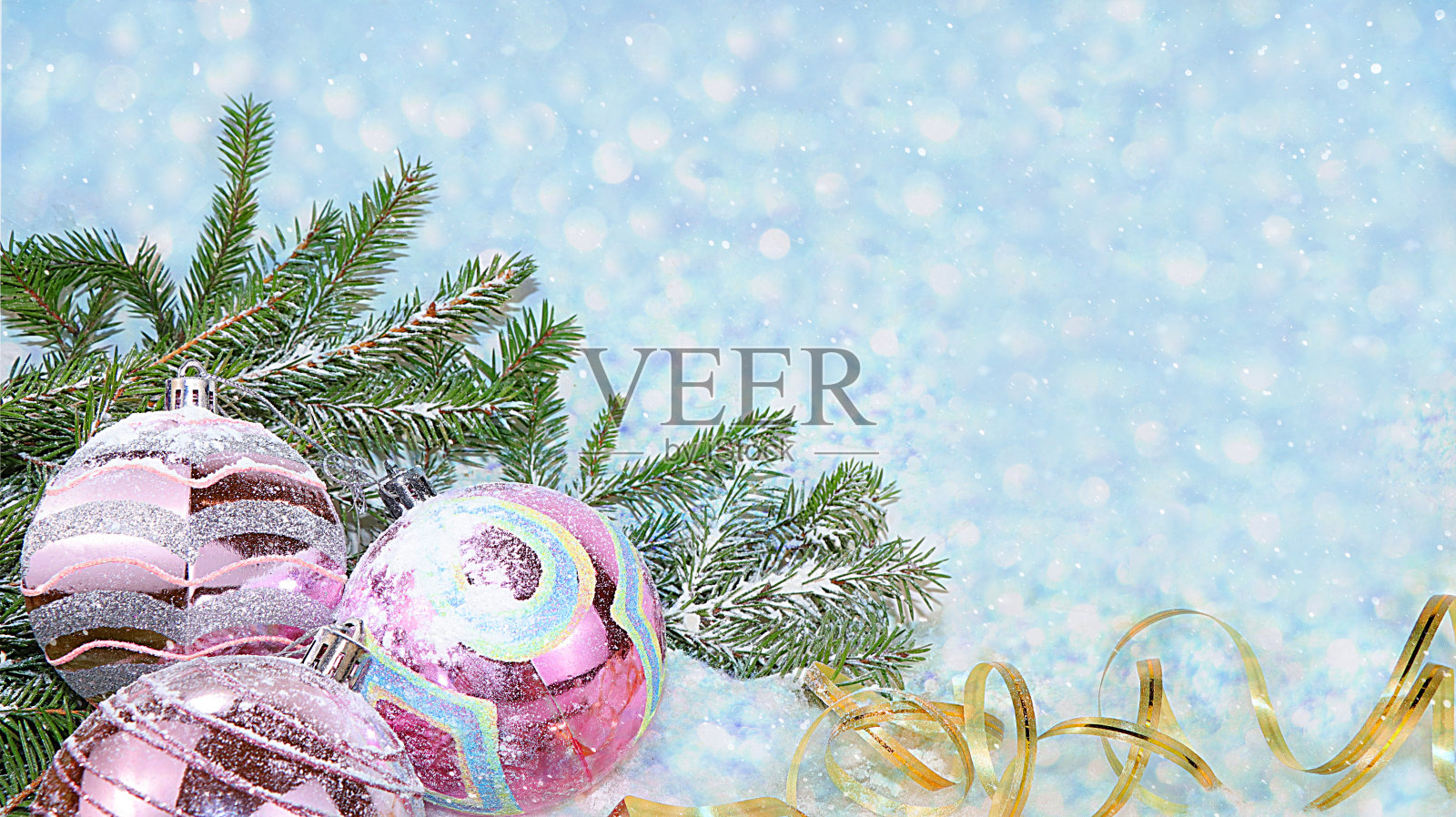 圣诞节和新年，雪蓝的背景为树枝用雪花装饰，放置文字。节日祝贺卡，选择性聚焦，横幅照片摄影图片