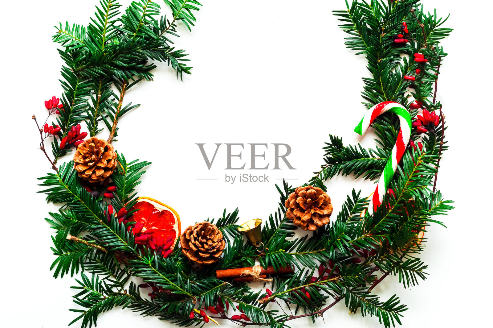 圣诞花环在白色孤立的背景。节日背景装饰或项目。本空间照片摄影图片