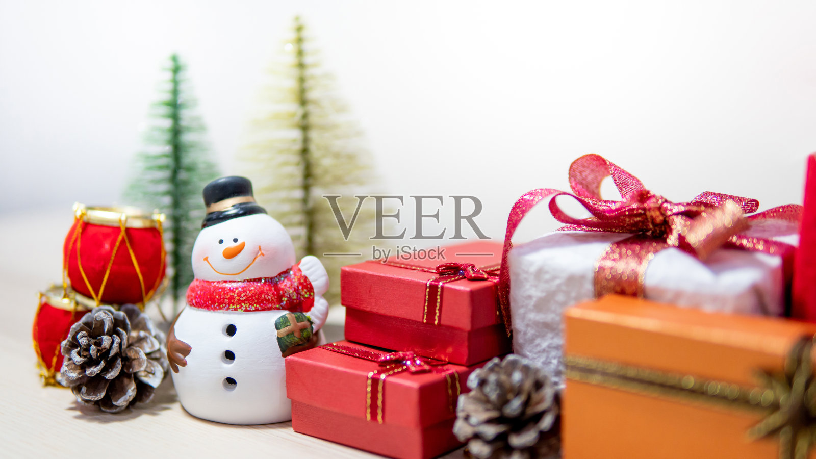 圣诞装饰笑脸雪人玩具照片摄影图片