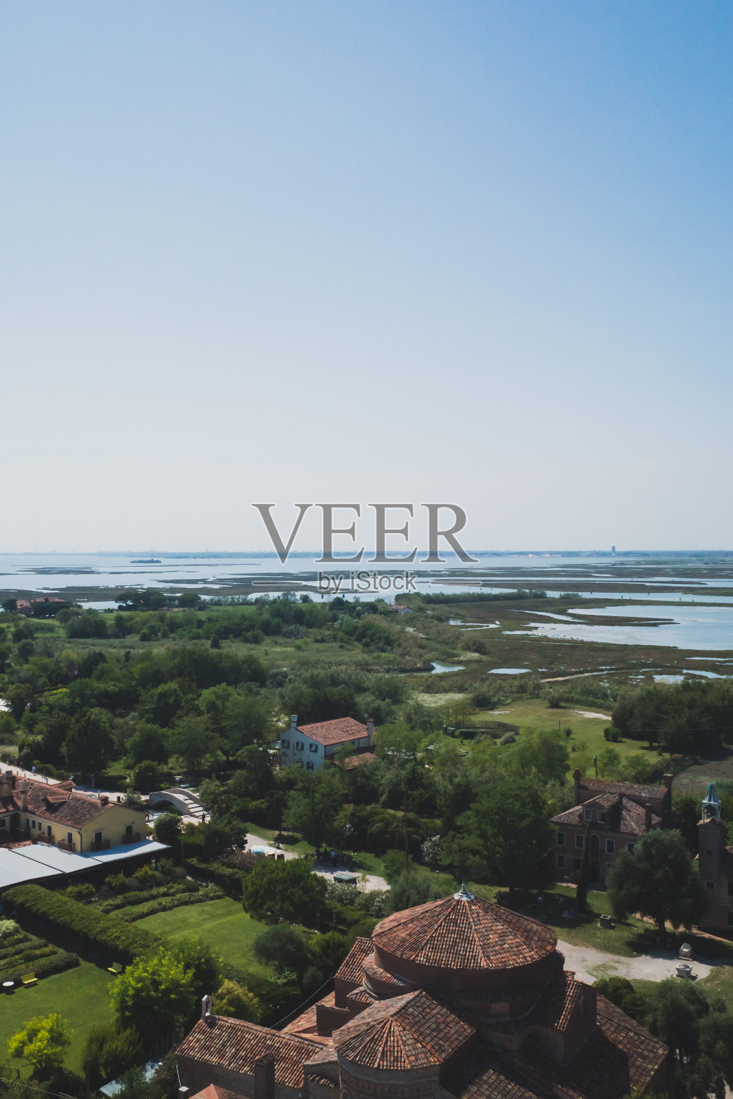 从意大利威尼斯托切罗的圣玛丽亚艾苏塔大教堂的钟楼上俯瞰托切罗岛照片摄影图片