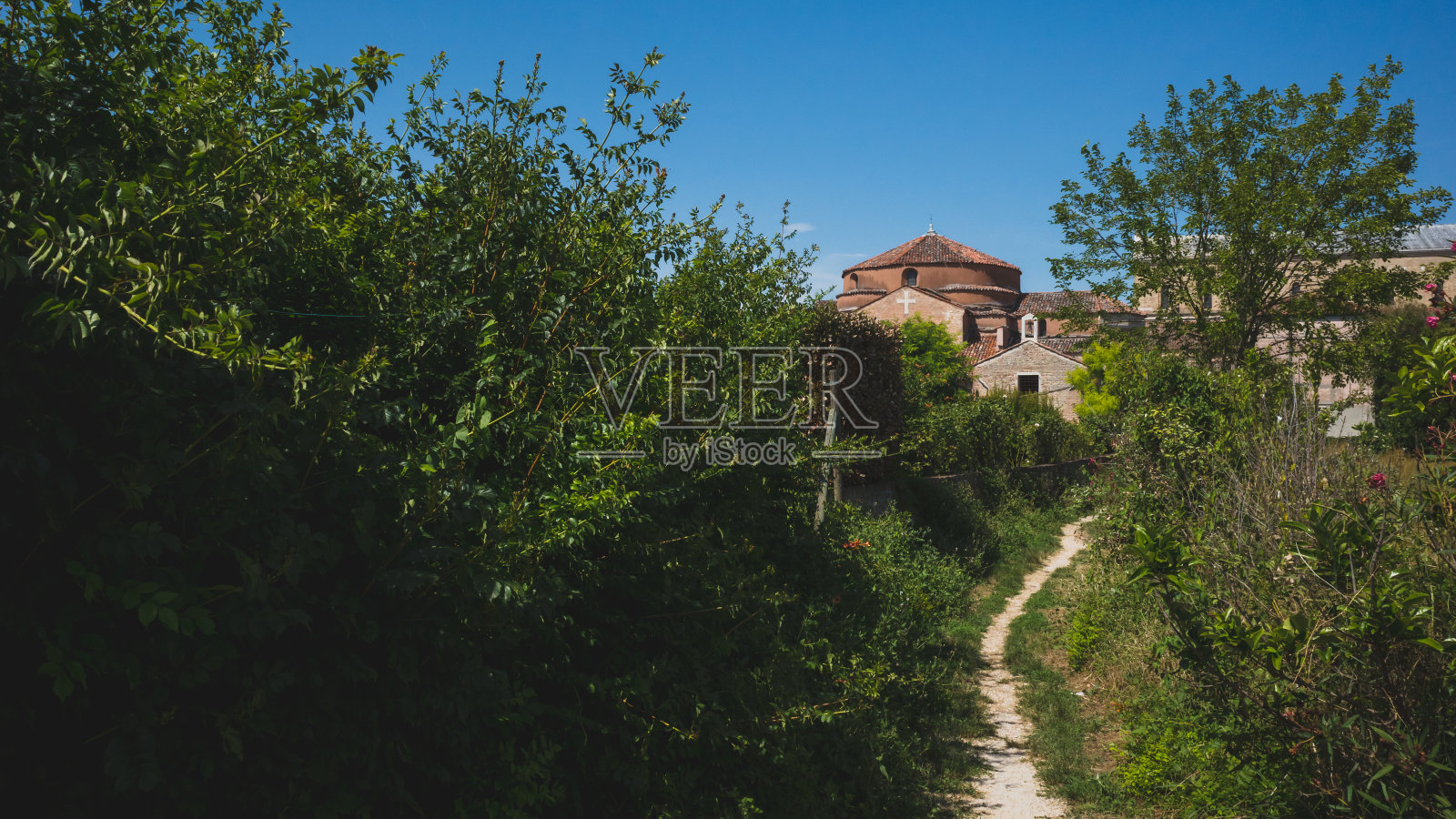 意大利威尼斯托切罗岛的圣玛丽亚·艾苏塔大教堂和圣福斯卡教堂照片摄影图片