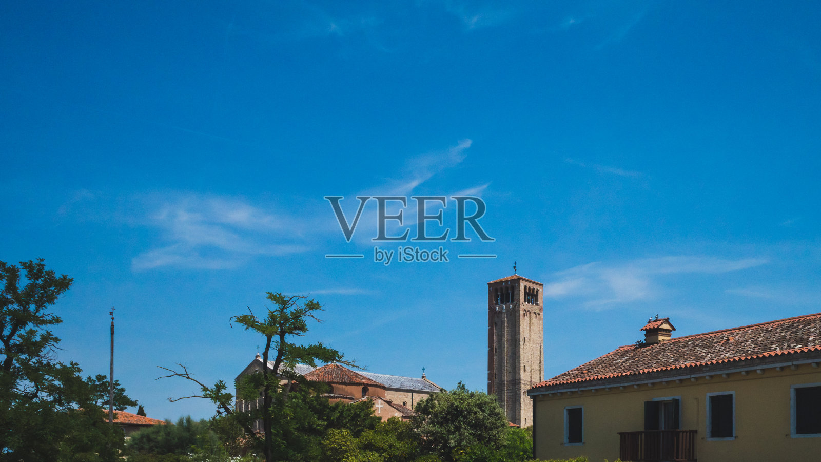 位于意大利威尼斯托切罗的圣玛丽亚·艾苏塔大教堂的钟楼照片摄影图片