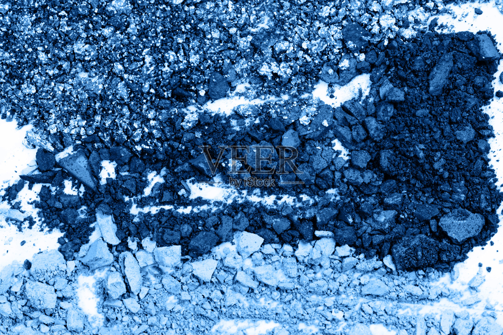 背景是破碎的眼影。照片摄影图片