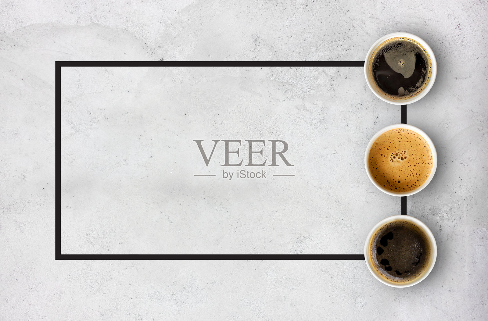 水泥桌子的背景上放着咖啡纸杯。俯视图照片摄影图片