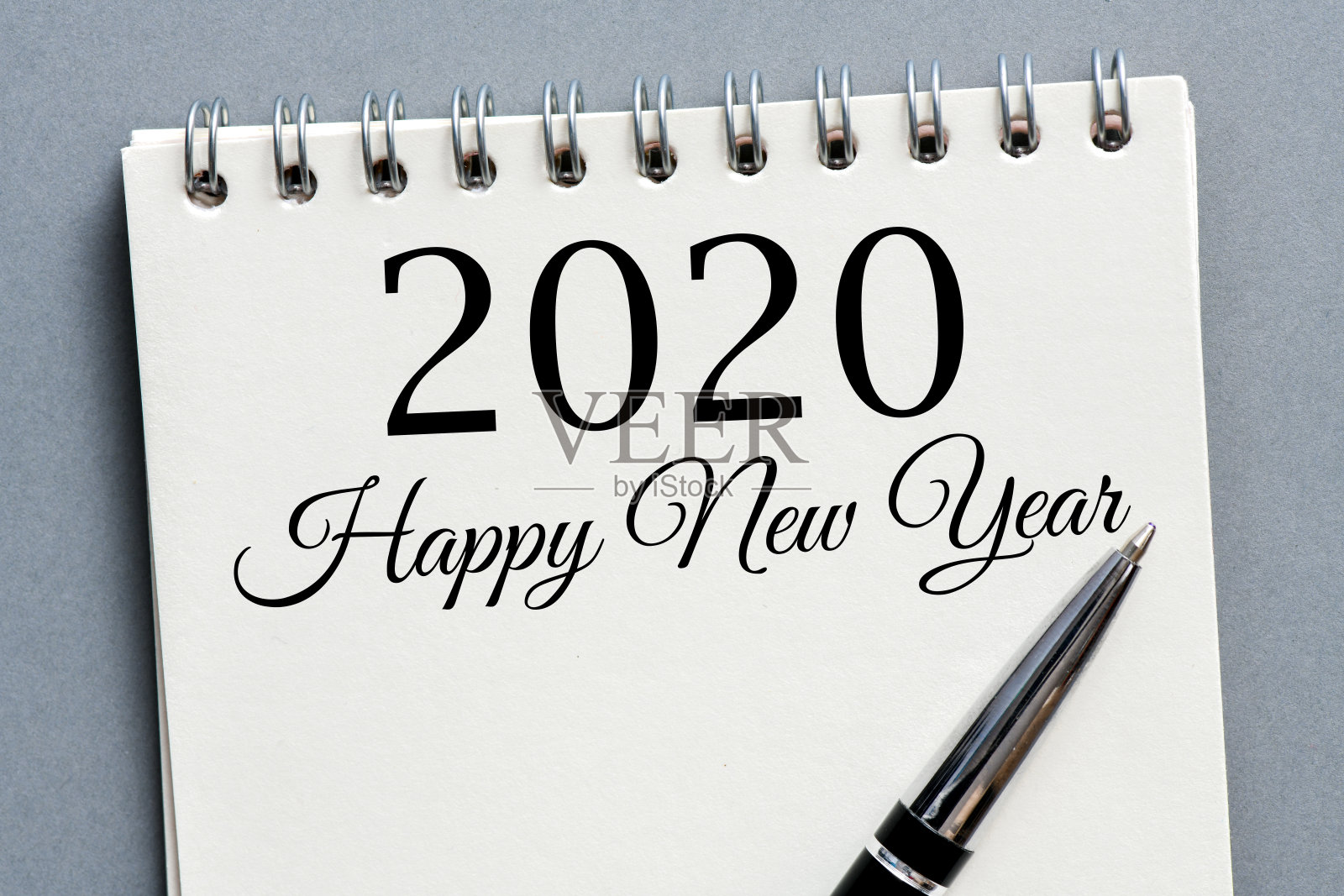 2020年新年祝福语写在笔记本上。高分辨率照片，俯视图。照片摄影图片