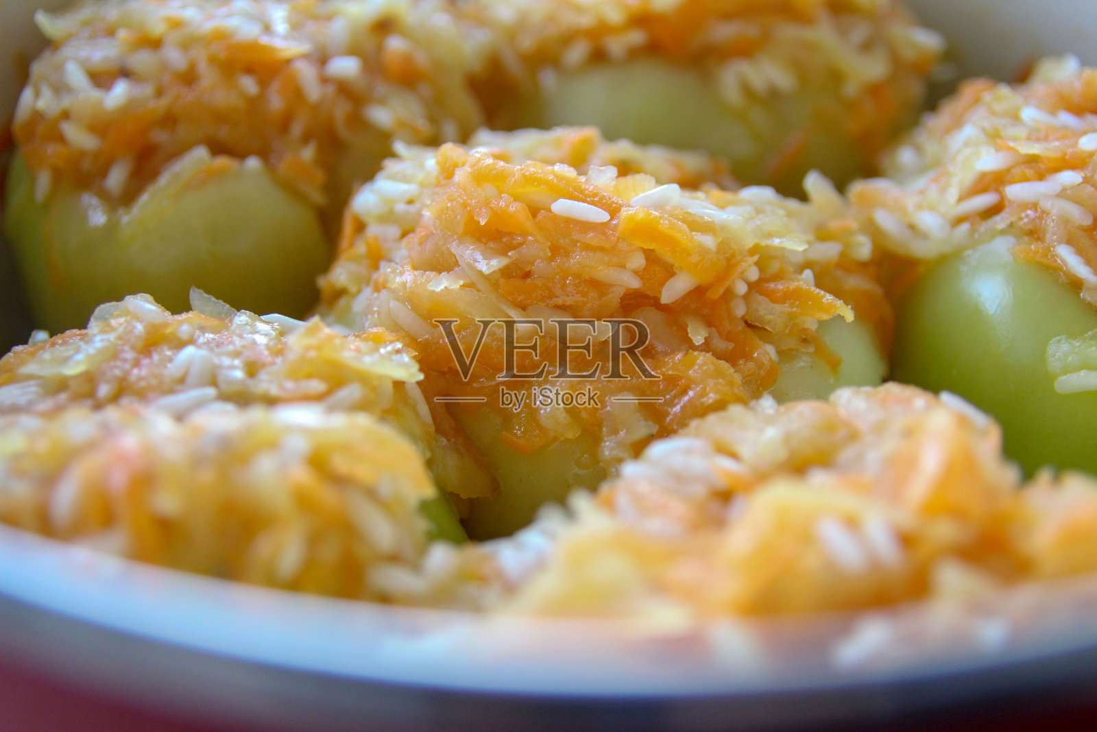 填充青椒和新鲜蔬菜照片摄影图片