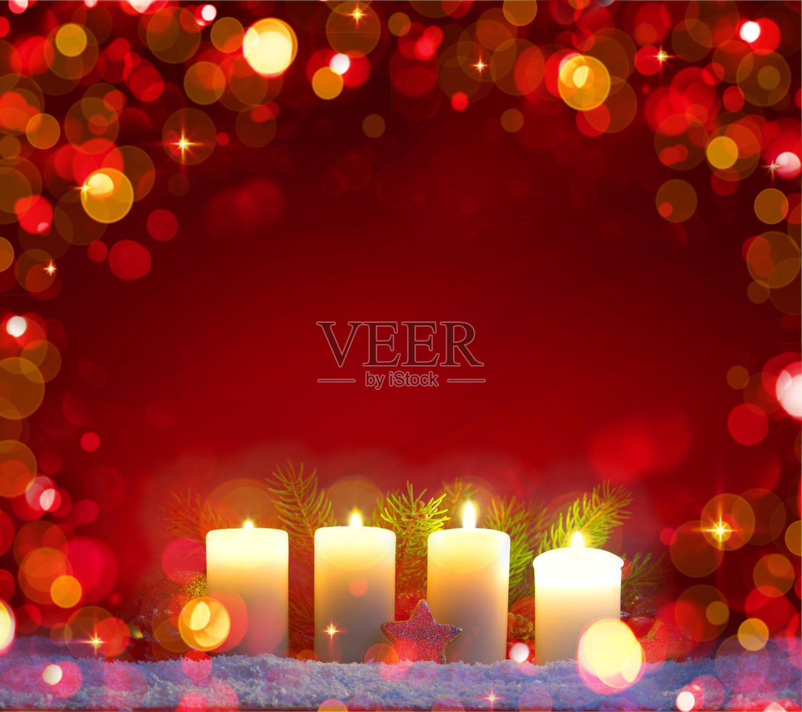 四个燃烧的降临节蜡烛和装饰。圣诞节的背景。照片摄影图片