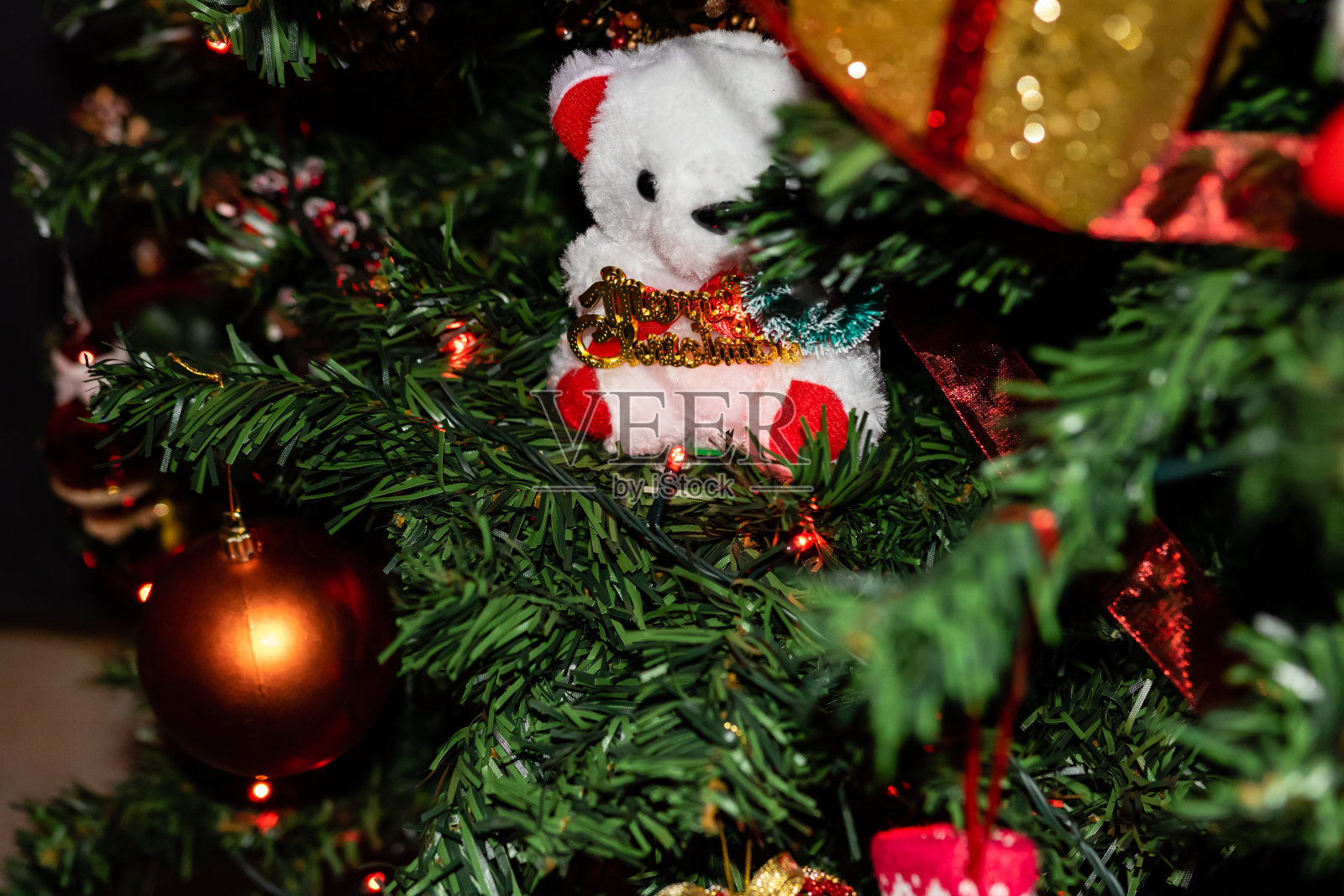 圣诞树上挂着圣诞节的装饰品。装饰圣诞树。冷杉枝与圣诞装饰周围的灯和花环。照片摄影图片