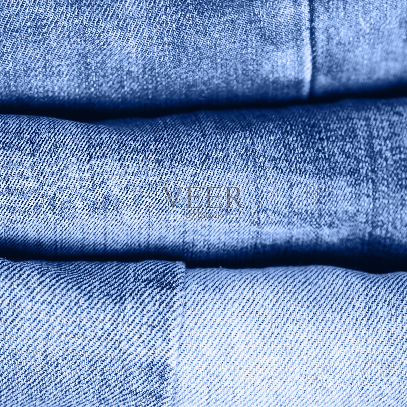 桌子上一堆牛仔裤。经典的蓝色。2020照片摄影图片